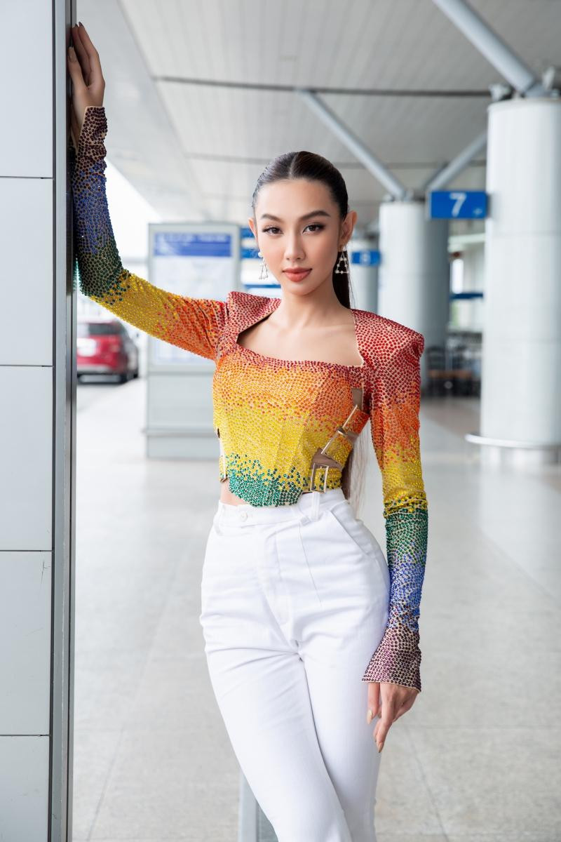 Nối tiếp Á hậu Ngọc Thảo khi đại diện Việt Nam tham dự Miss Grand 2021, Thuỳ Tiên cũng thể hiện những nước đi thông minh để thể hiện sự ủng hộ cộng đồng LGBT khi mặc áo lục sắc ra sân bay để sang Thái Lan.