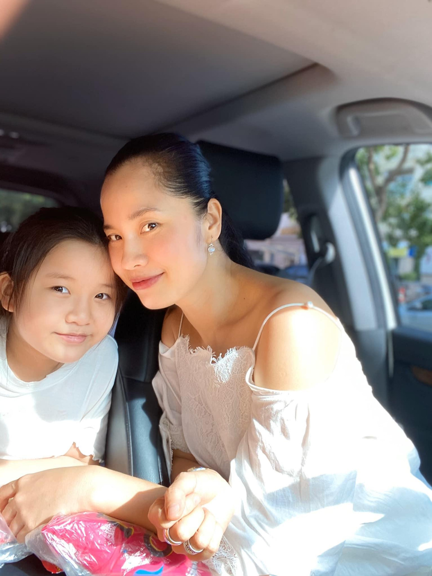 Chia sẻ về việc từ bỏ hào quang showbiz để xây dựng gia đình với 4 người con, Ngô Thúy Hà từng cho biết cô không tiếc nuối khi giã từ showbiz vì đã tham gia làng giải trí từ năm 14 tuổi và chia tay nghiệp mẫu khi đã có 14 năm trong nghề. Cả hai vợ chồng cô đều không thích xuất hiện nhiều trên báo chí.