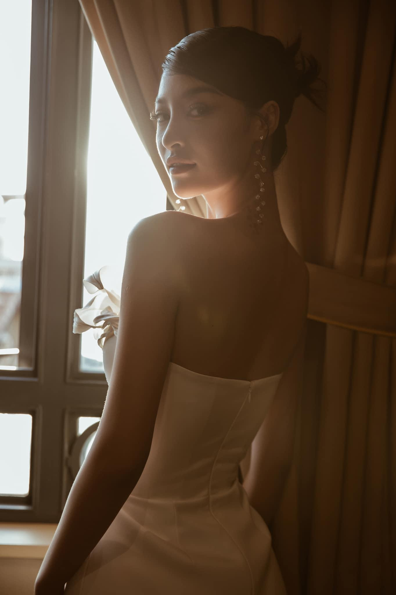 Á hậu Kiều Loan diện váy cúp ngực khoe lưng trần nuột nà.