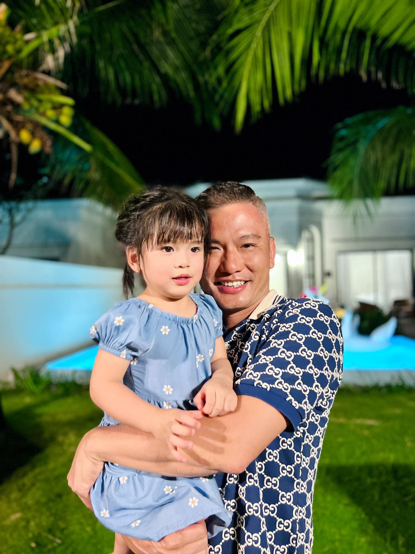 Mười năm bên nhau, vợ chồng Jennifer Phạm đồng hành trong mọi việc. Doanh nhân Đức Hải thường tranh thủ sắp xếp thời gian cùng vợ tham gia các sự kiện giải trí. Ngoài thời gian dành cho các con, vợ chồng cô thường hẹn hò ăn tối, xem phim, chơi golf.