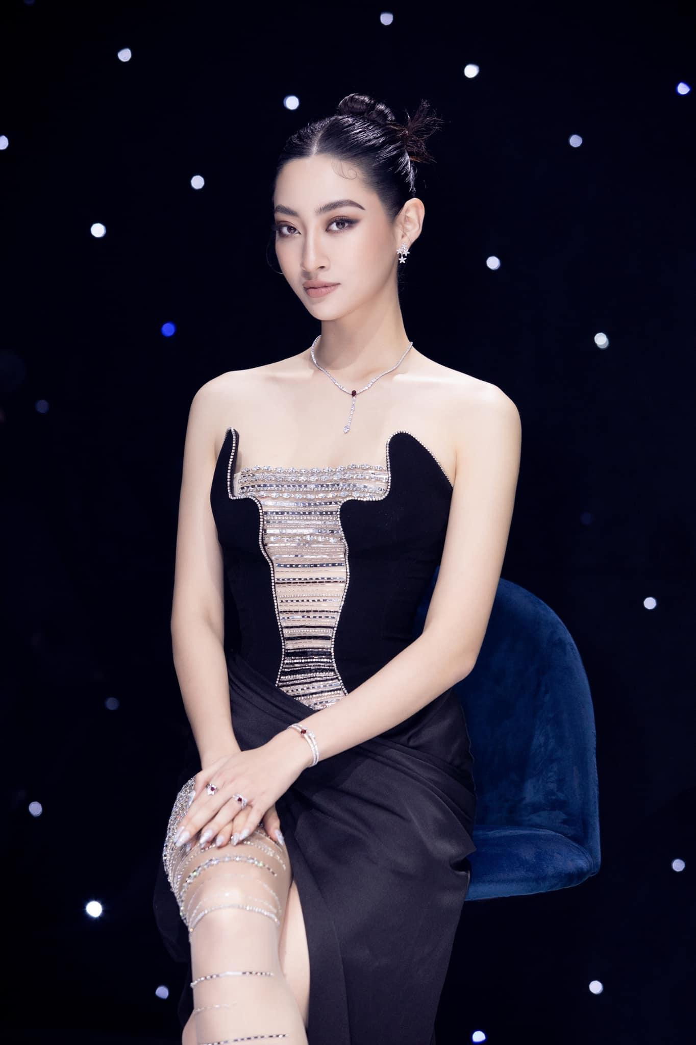 Nàng hậu xinh đẹp khoe được trọn vẹn nét đẹp hoàn hảo của cơ thể với thiết kế độc đáo này. Nàng hậu xinh đẹp khoe được trọn vẹn nét đẹp hoàn hảo của cơ thể với thiết kế độc đáo này.