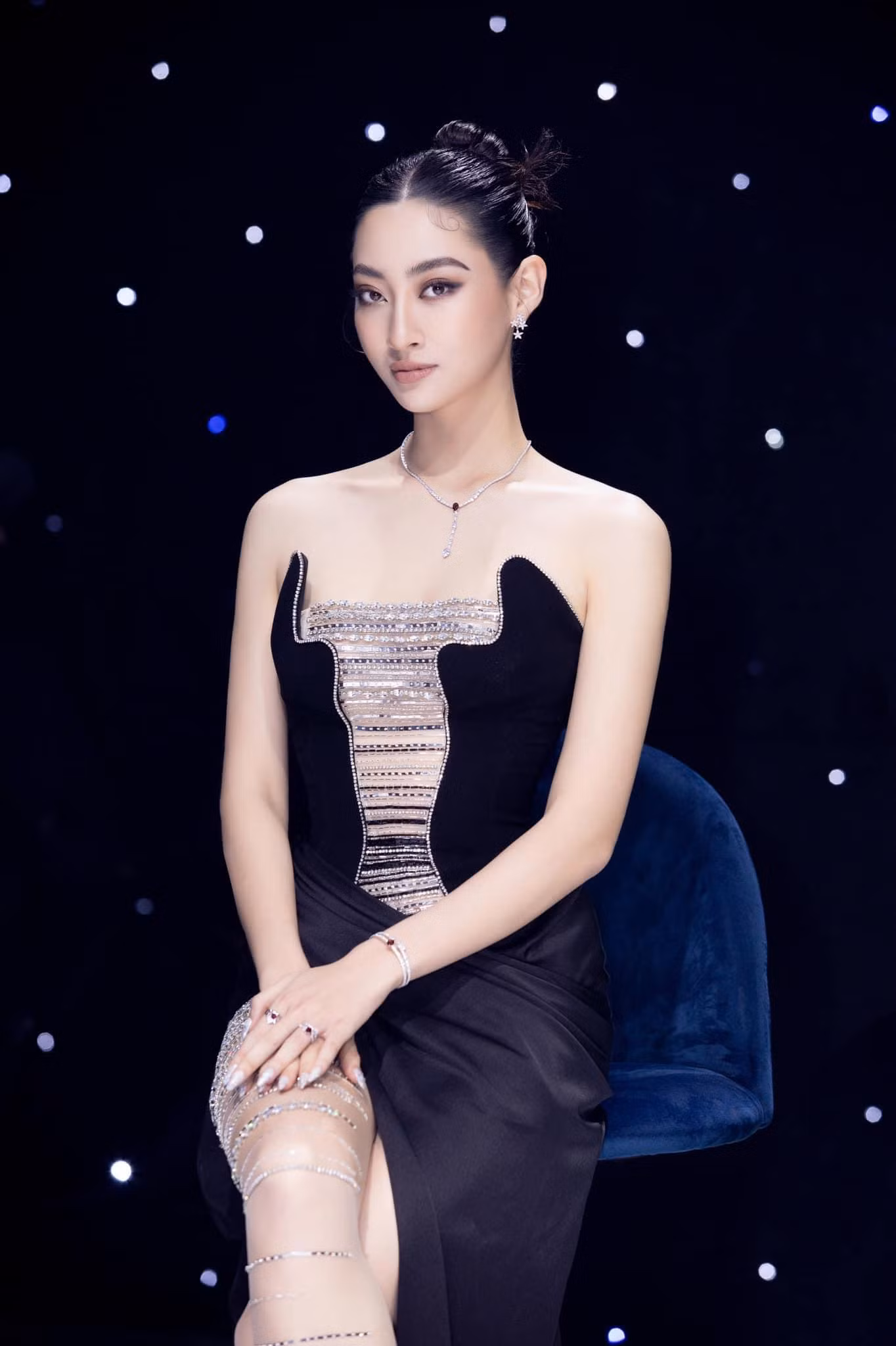 Nàng hậu xinh đẹp khoe được trọn vẹn nét đẹp hoàn hảo của cơ thể với thiết kế độc đáo này.
