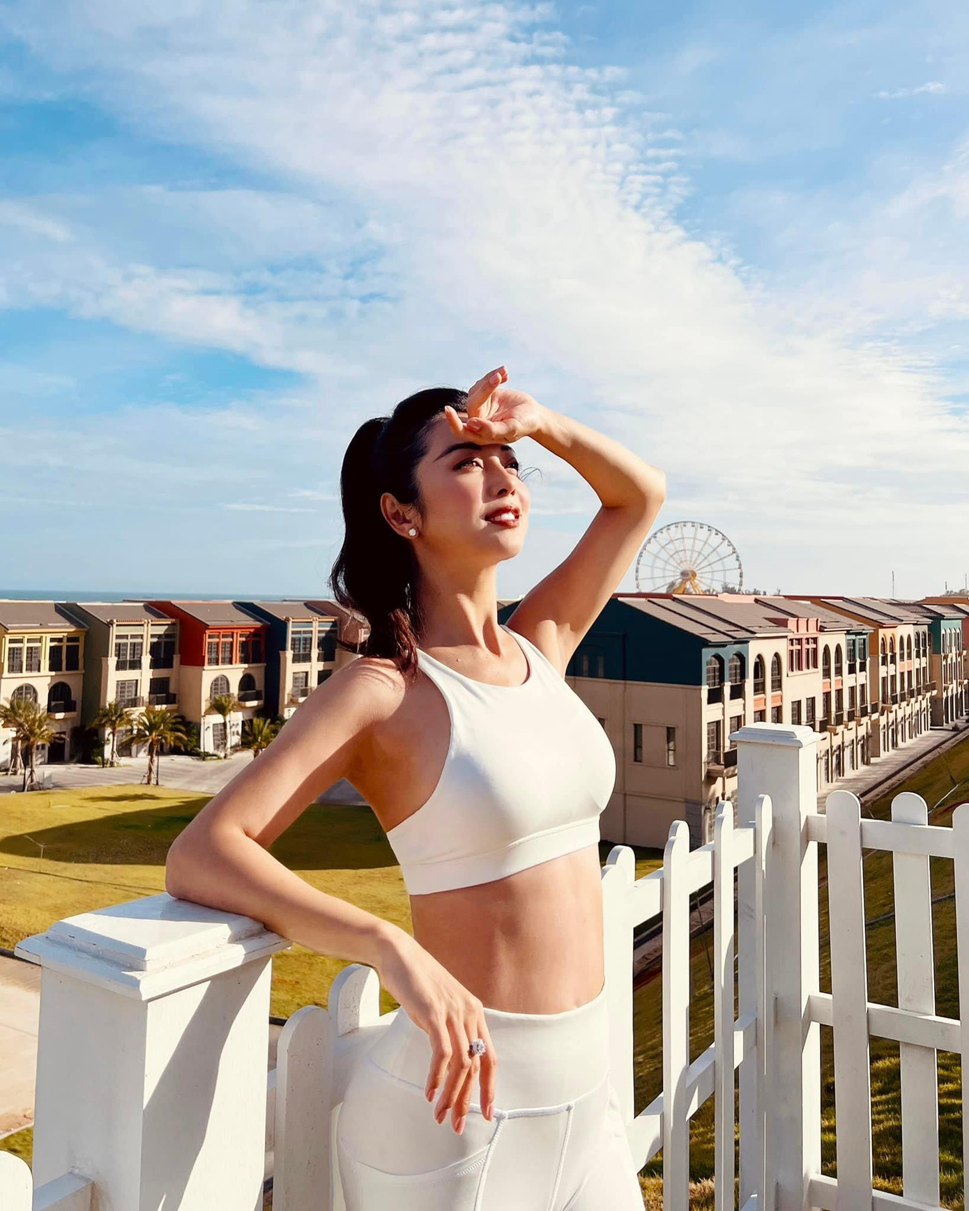 Hoa hậu Jennifer Phạm diện trang phục thể thao, khoe trọn vòng eo săn chắc và nóng bỏng.