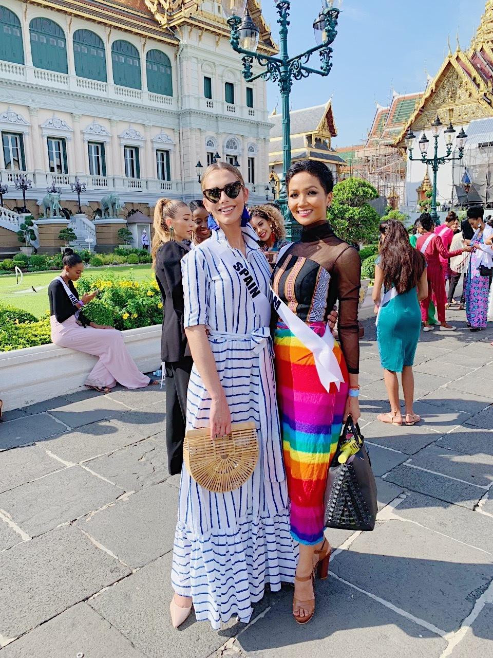 H'Hen Niê đọ dáng cùng Hoa hậu Tây Ban Nha - người đẹp chuyển giới đầu tiên tham dự Miss Universe.