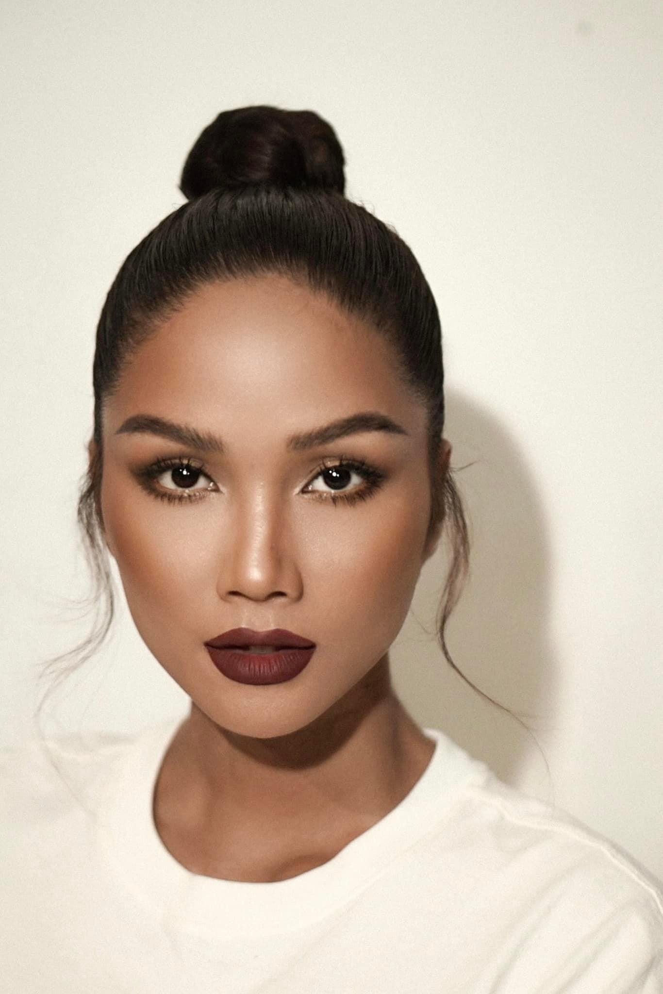 Hoa hậu H'Hen Niê bí ẩn, quyến rũ với phong cách trang điểm đậm.