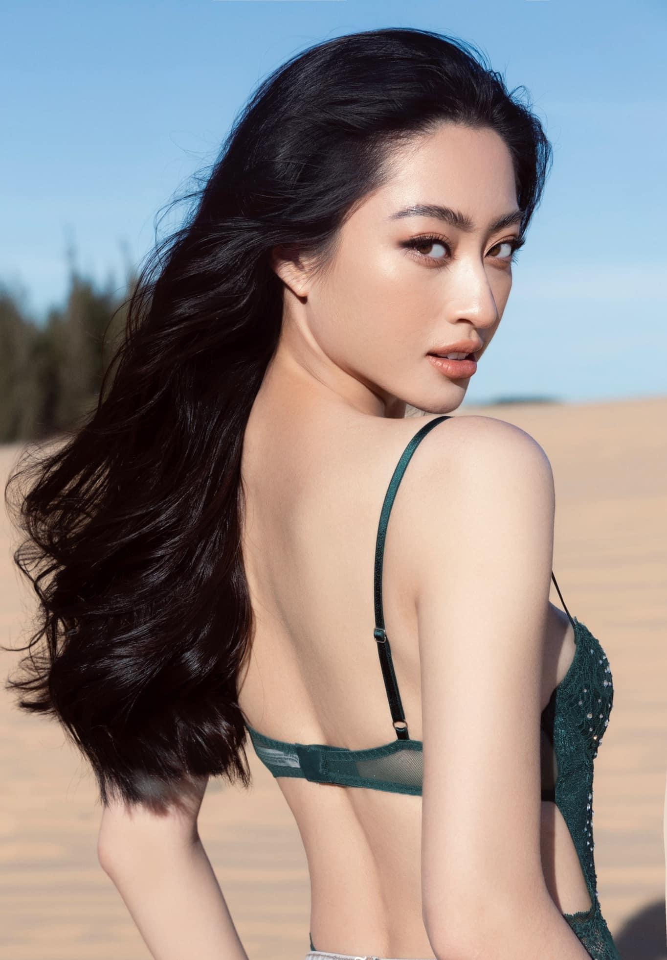 Diện nội y nhưng người đẹp khéo léo phối cùng quần jeans mang lại vẻ năng động và phóng khoáng chứ không hề phô phang cơ thể.