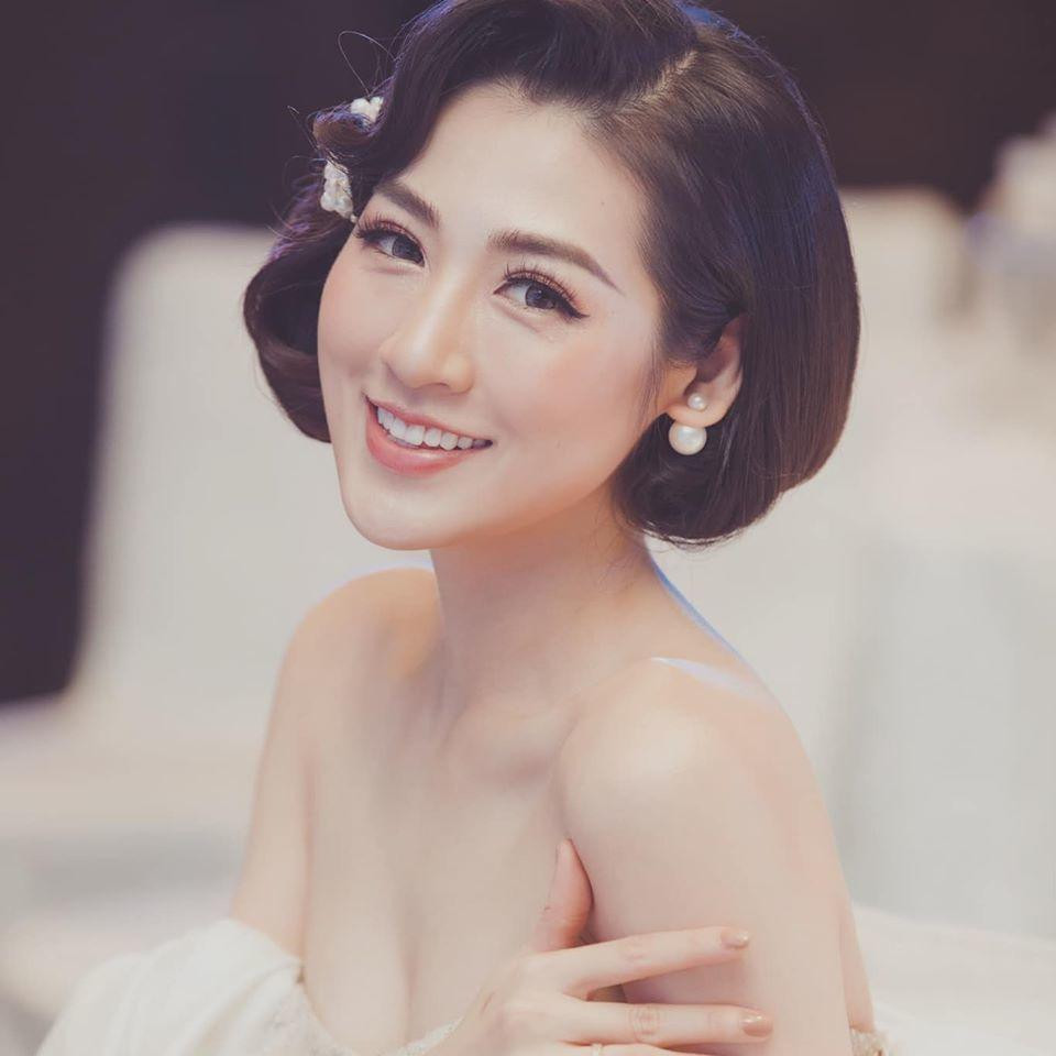 Sau một thời gian ngắn tạm rút lui khỏi showbiz để chăm sóc cho gia đình nhỏ, Tú Anh đã có màn tái xuất ấn tượng. Cô rất đắt show chụp ảnh, quảng cáo, dự sự kiện và là một trong những người đẹp được săn đón nhất ở miền Bắc.