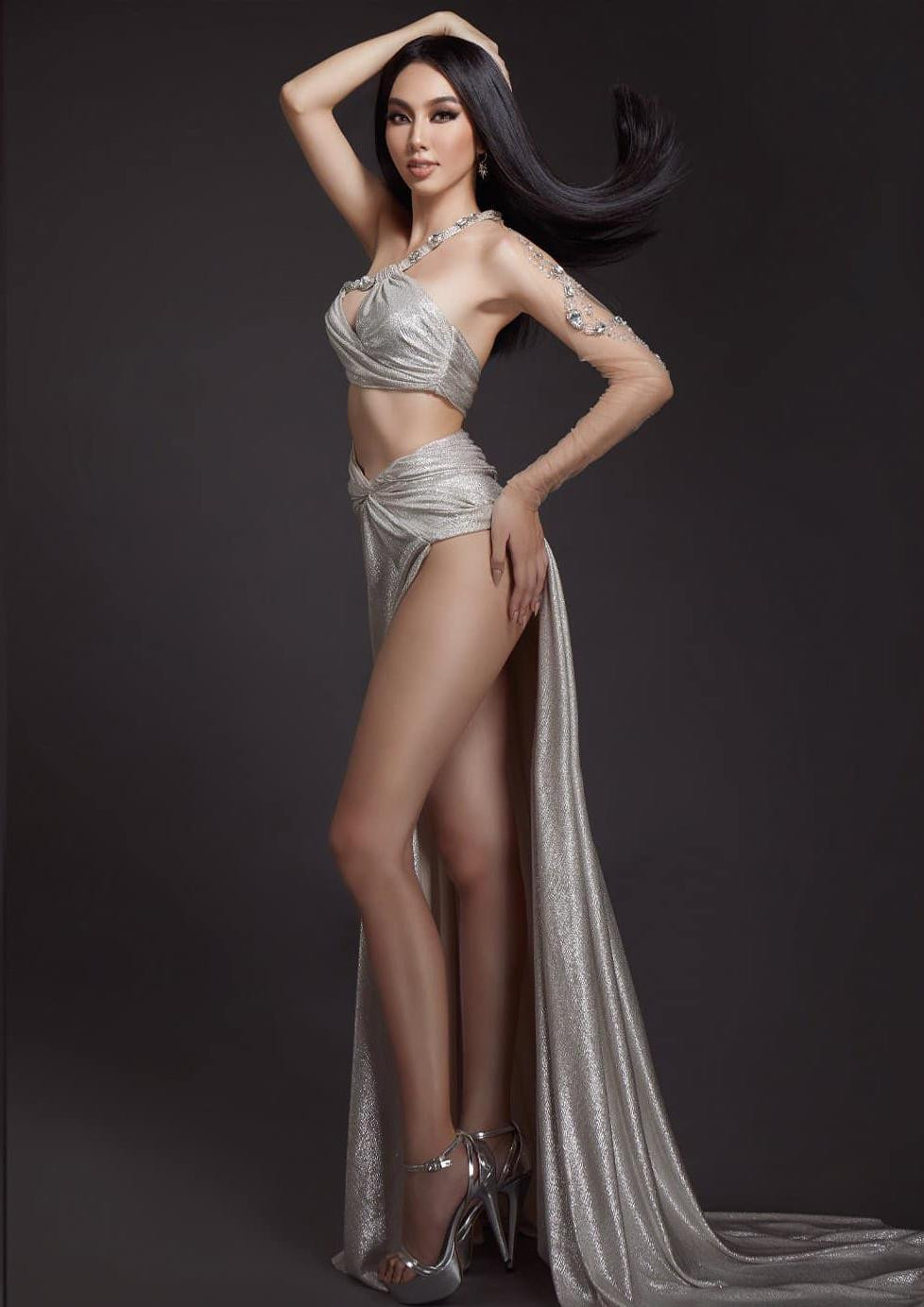 Mặc dù vậy điều các fans dễ dàng nhận ra đó là so với thời điểm hiện tại khi đã đăng quang ngôi vị Miss Grand 2021 thì thần thái và nhan sắc của Thuỳ Tiên đã 'thăng hạng' rất nhiều, trở nên kiêu sa và quyền lực hơn.