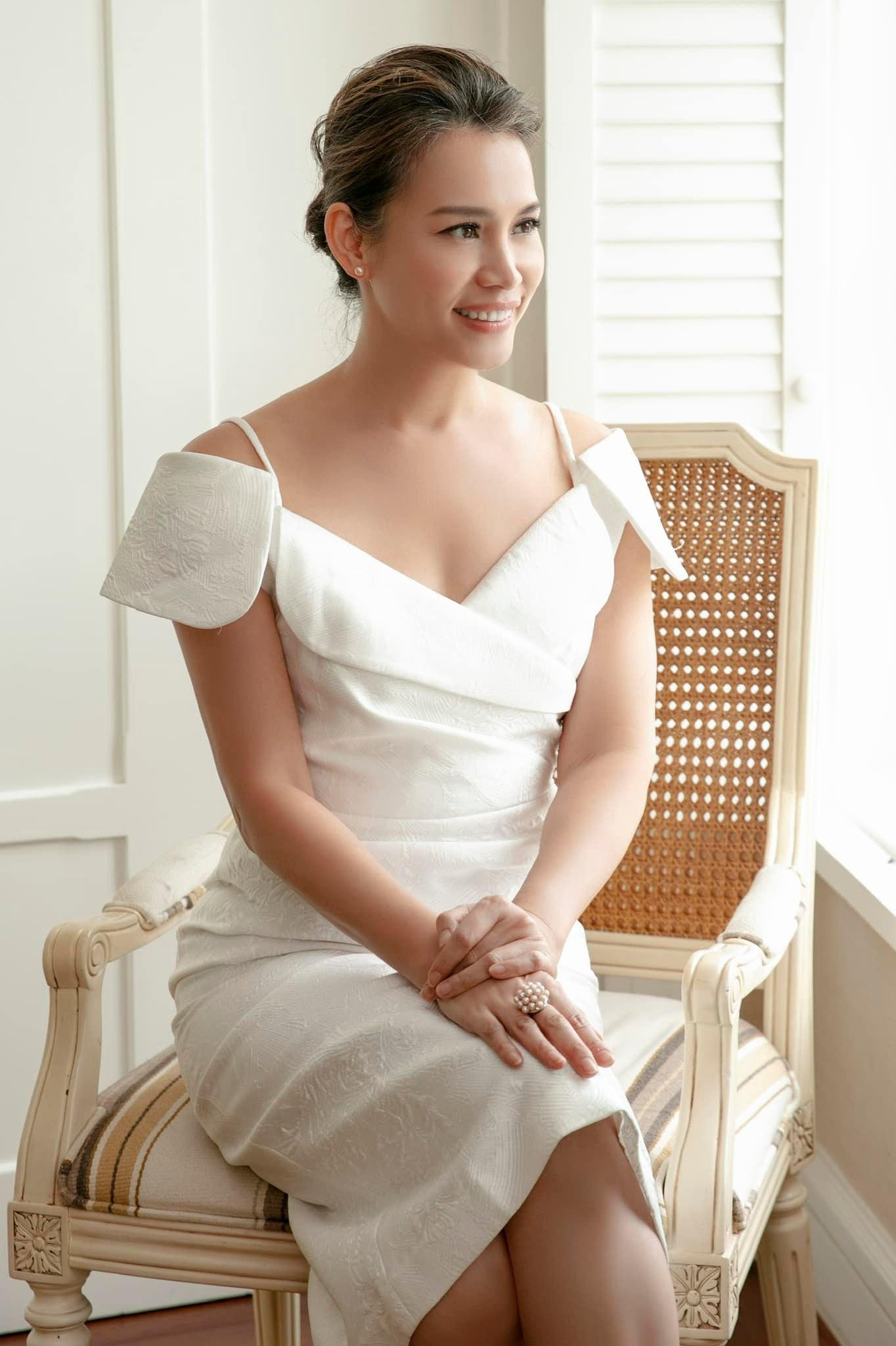 Mới đây khi tái xuất ở một sự kiện của showbiz đầu năm mới, Ngọc Khánh vẫn được khen thanh lịch, quyến rũ dù để lộ tóc bạc lấm tấm.