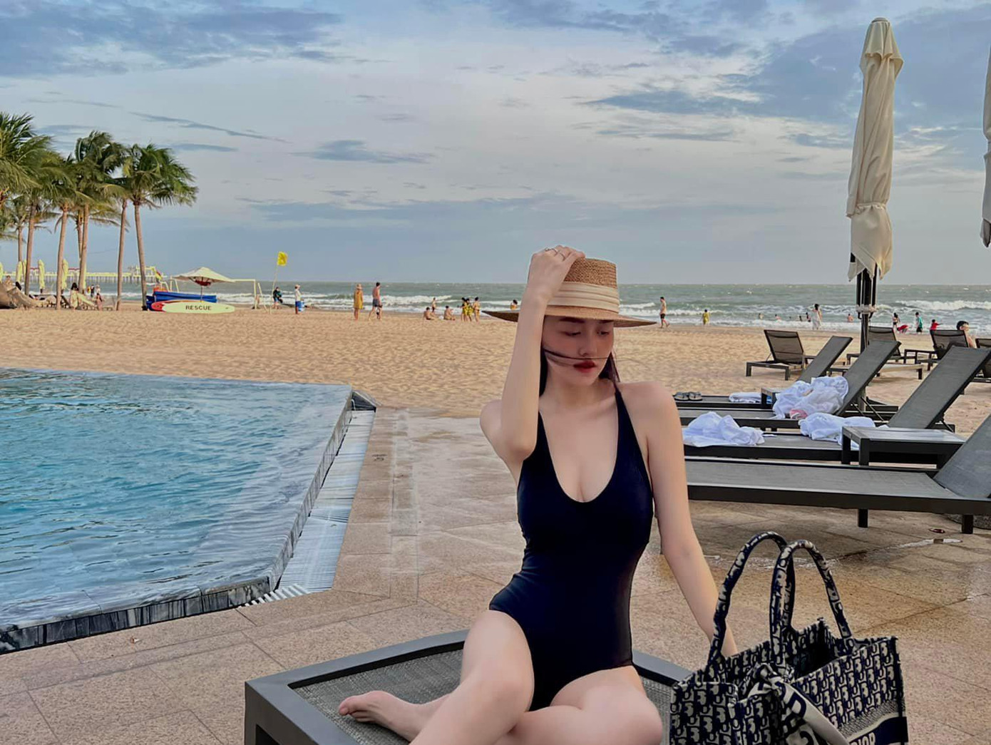 Người đẹp không ngần ngại diện bikini khoe vóc dáng nóng bỏng và quyến rũ chỉ sau một tháng sinh con đầu lòng.