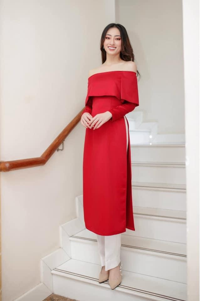 Thiết kế thanh lịch tông màu đỏ rực rỡ này cũng từng được Hoa hậu Lương Thuỳ Linh sử dụng trong dịp Tết vừa qua.