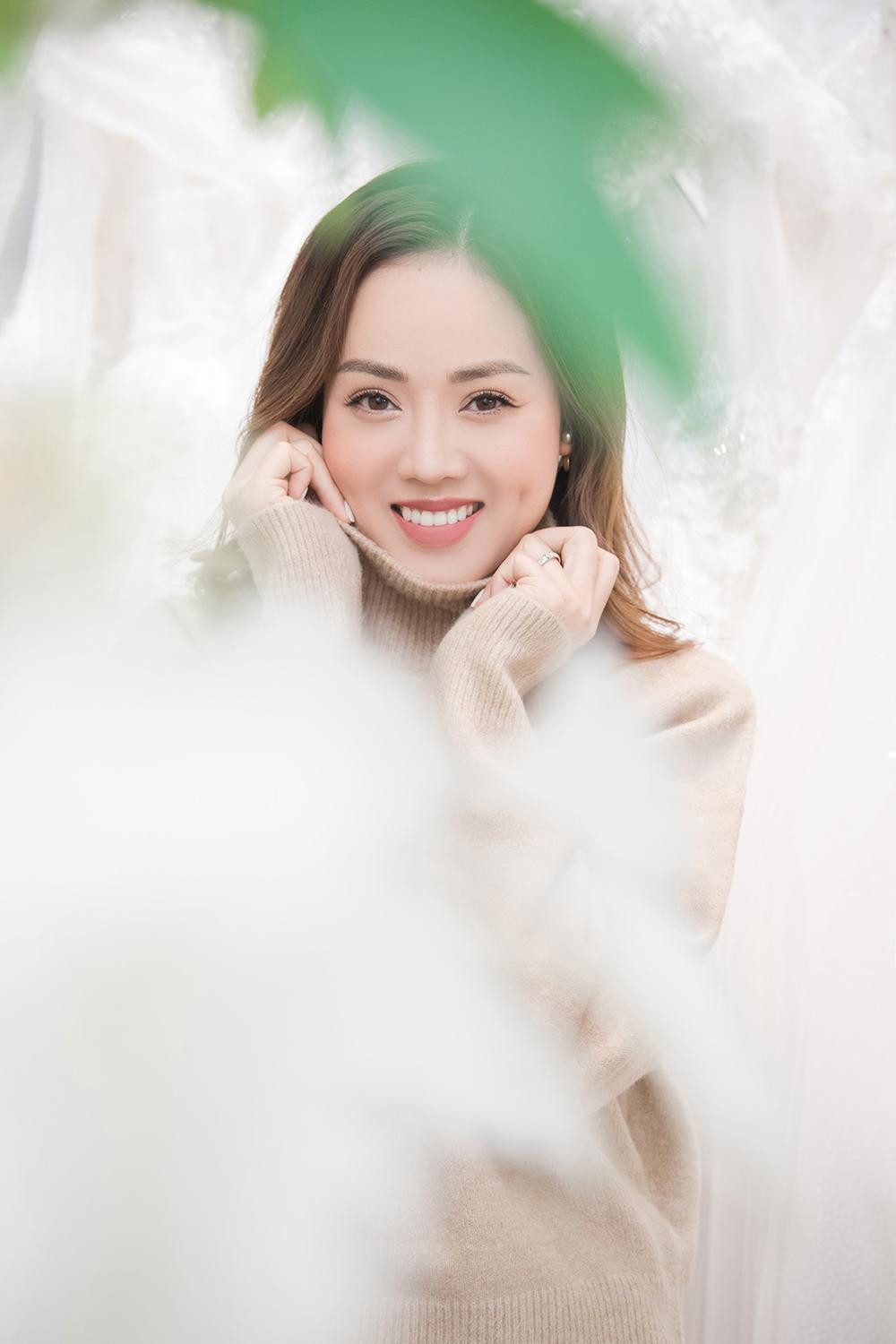 Chia sẻ về bộ ảnh người đẹp hóm hỉnh: "Mấy tháng tất bật đầu bù tóc rối nên sinh nhật phải tranh thủ chụp bộ ảnh không già mất. Bộ ảnh này được thực hiện trong 30 phút. Từ make-up đến chụp hình. Cho anh Lý xem ảnh, anh chỉ nói đúng một câu: Mê Son Ye Jin đến phát điên à?".