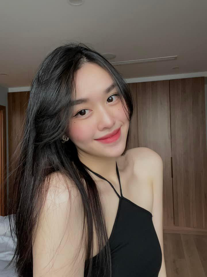 Trên trang cá nhân, Á hậu xinh đẹp đăng tải hình ảnh mặc váy kiểu cổ yếm khoe trọn bờ vai trần thon thả, nuột nà.