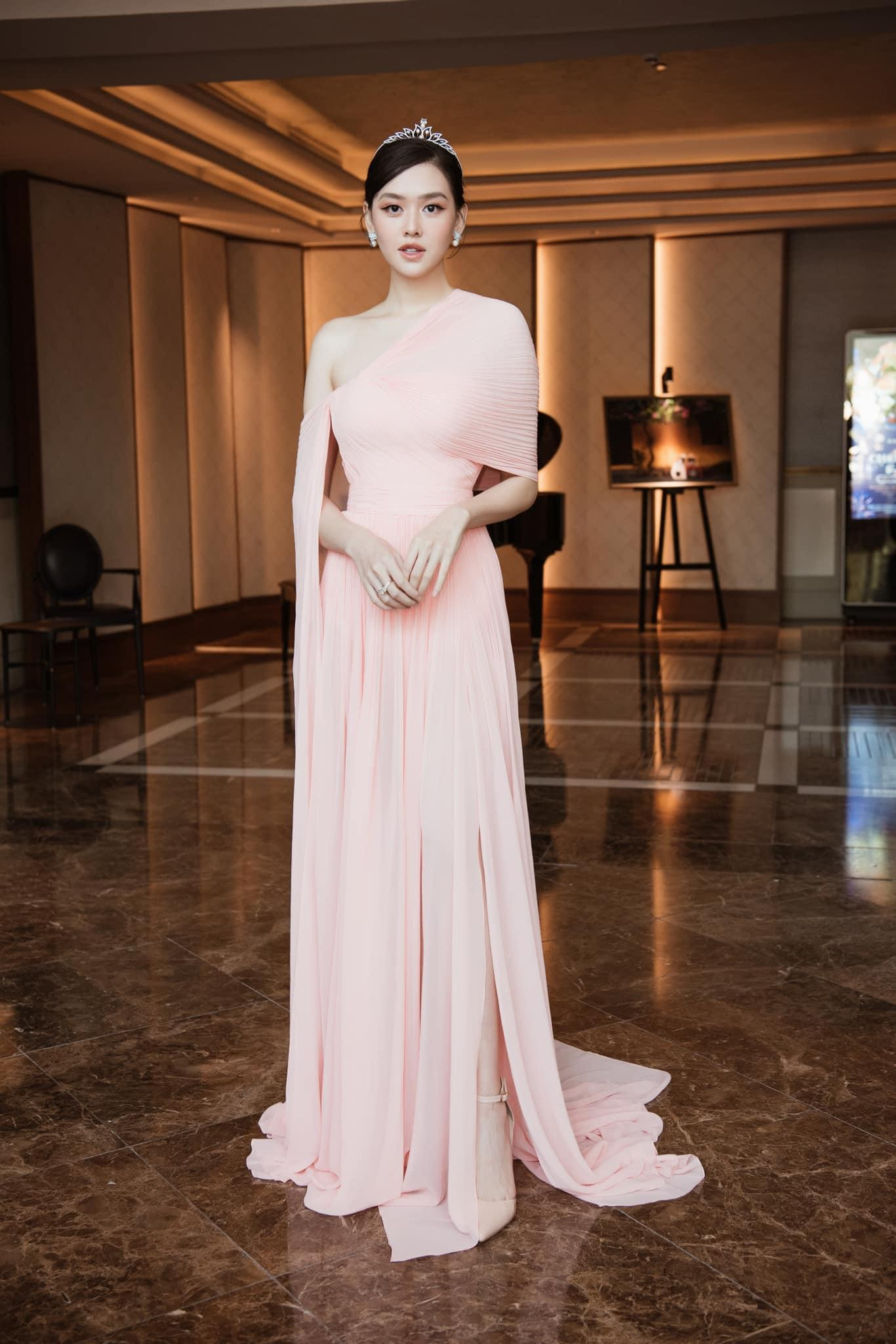 Có thể nói, Tường San là một trong những nàng hậu thành công của showbiz khi giúp Việt Nam đạt thành tích cao trên đấu trường nhan sắc quốc tế (top 8 Hoa hậu Quốc tế 2019) và có một gia đình viên mãn, hạnh phúc.