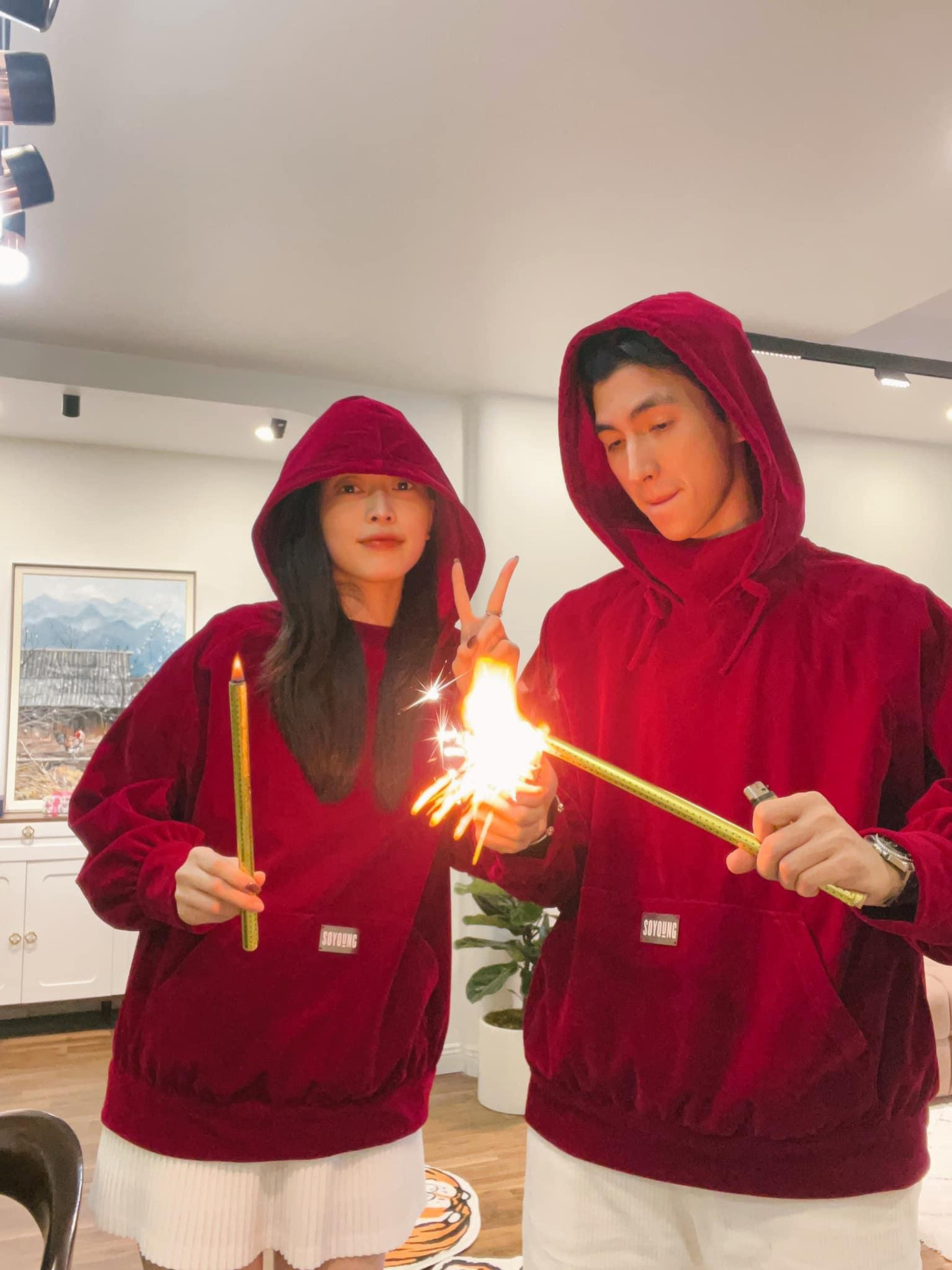 Á hậu Phương Nga tình tứ bên bạn trai Bình An sau lễ cầu hôn.