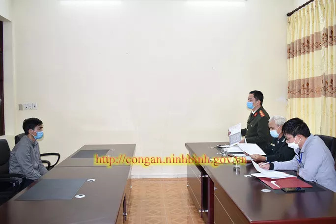Nguyễn Anh Tuấn làm việc với cơ quan chức năng - Ảnh: Công an Ninh Bình.