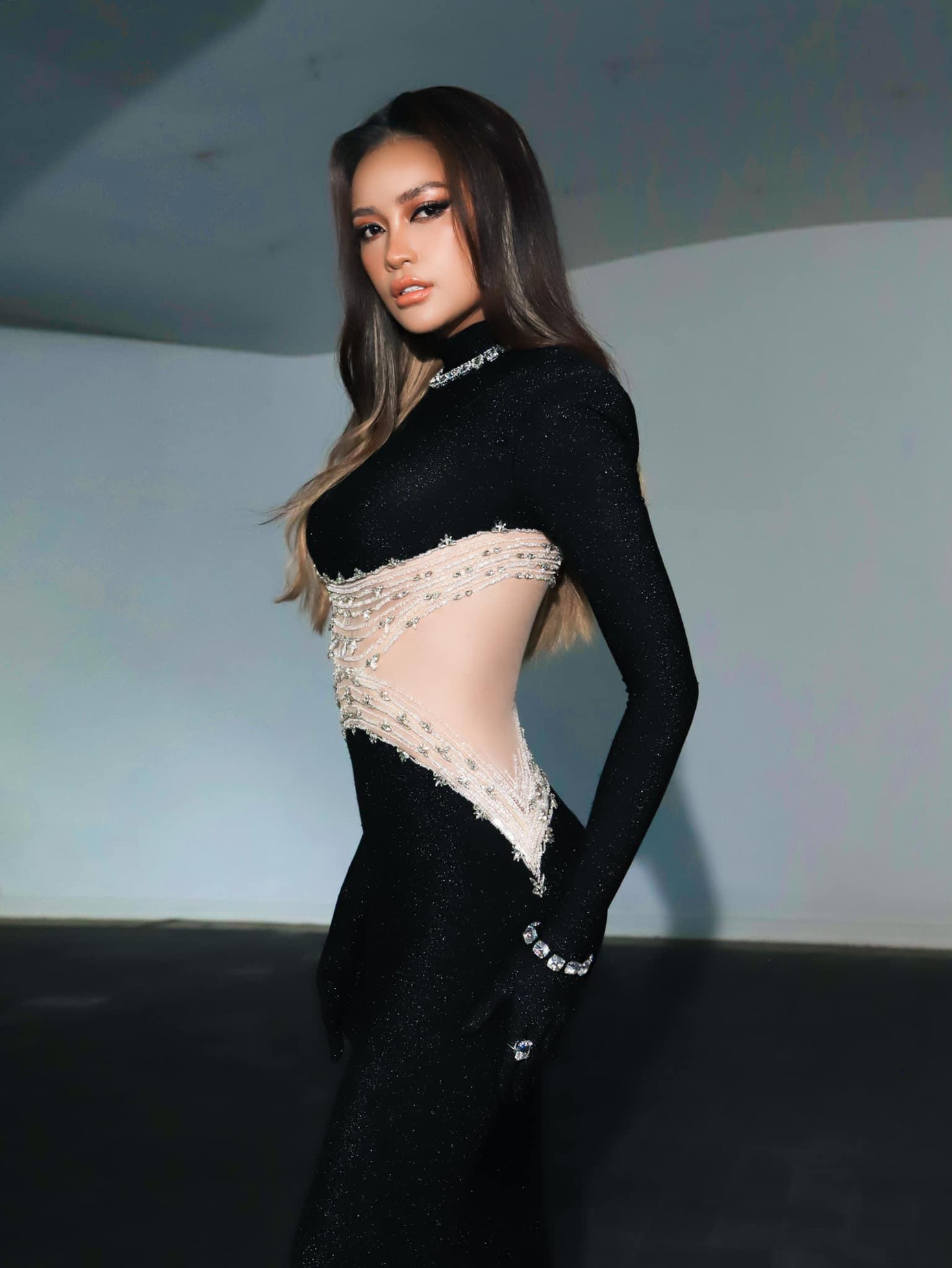 Thiết kế với những đường cắt xẻ táo bạo khoe trọn vòng eo 'con kiến' của người đẹp. Thiết kế với những đường cắt xẻ táo bạo khoe trọn vòng eo 'con kiến' của người đẹp.