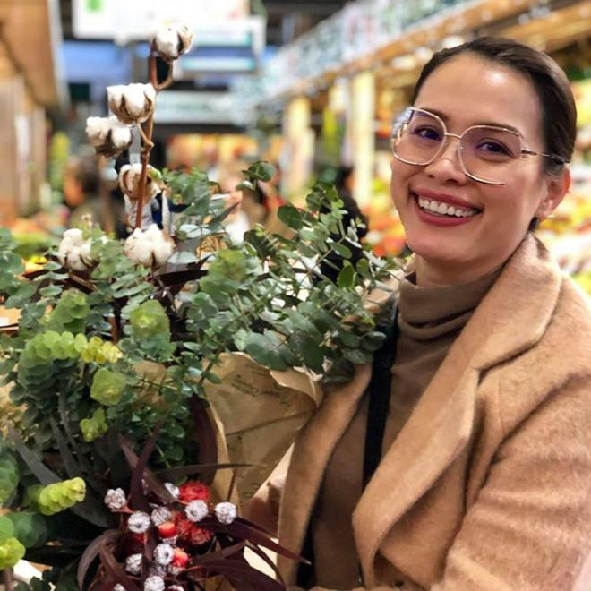 Từ bỏ showbiz, Ngọc Khánh giờ đây sống ở trang trại và làm công việc của người nông dân. Chính vì thế nên người đẹp cũng không quá chăm chút cho vẻ ngoài cũng như trang phục. Cô thường xuyên xuất hiện với vẻ ngoài giản dị, thậm chí tự tin dù lộ tóc bạc lấm tấm.