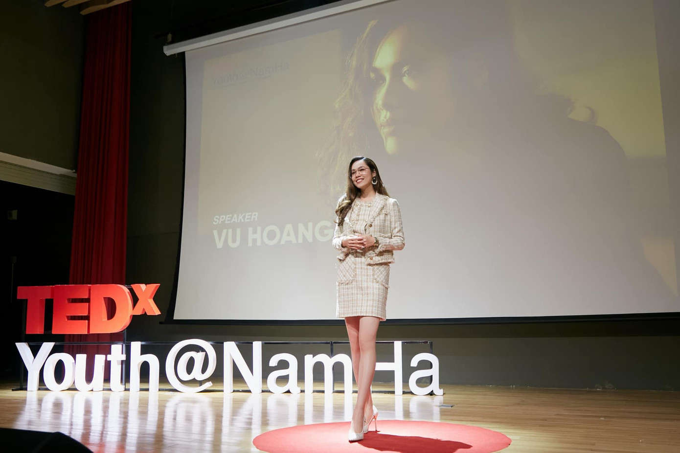 Vì có thời gian sinh sống ở nhiều quốc gia với vai trò một công dân toàn cầu nên âm sắc, cách nói chuyện, ngữ điệu của Hoàng My giống như người bản ngữ khi sử dụng tiếng Anh.