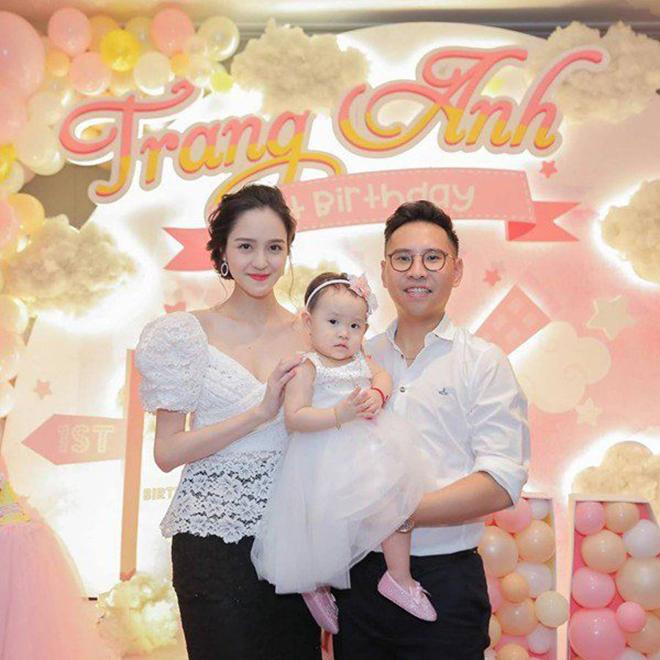 Không lâu sau khi kết hôn, Á hậu Hoàng Anh và ông xã chào đón cô con gái đầu lòng đáng yêu vào tháng 9/2017. Hoàng Anh tiết lộ ông xã cô là người rất tâm lý, thương vợ và đã cùng cô chăm sóc con cái.