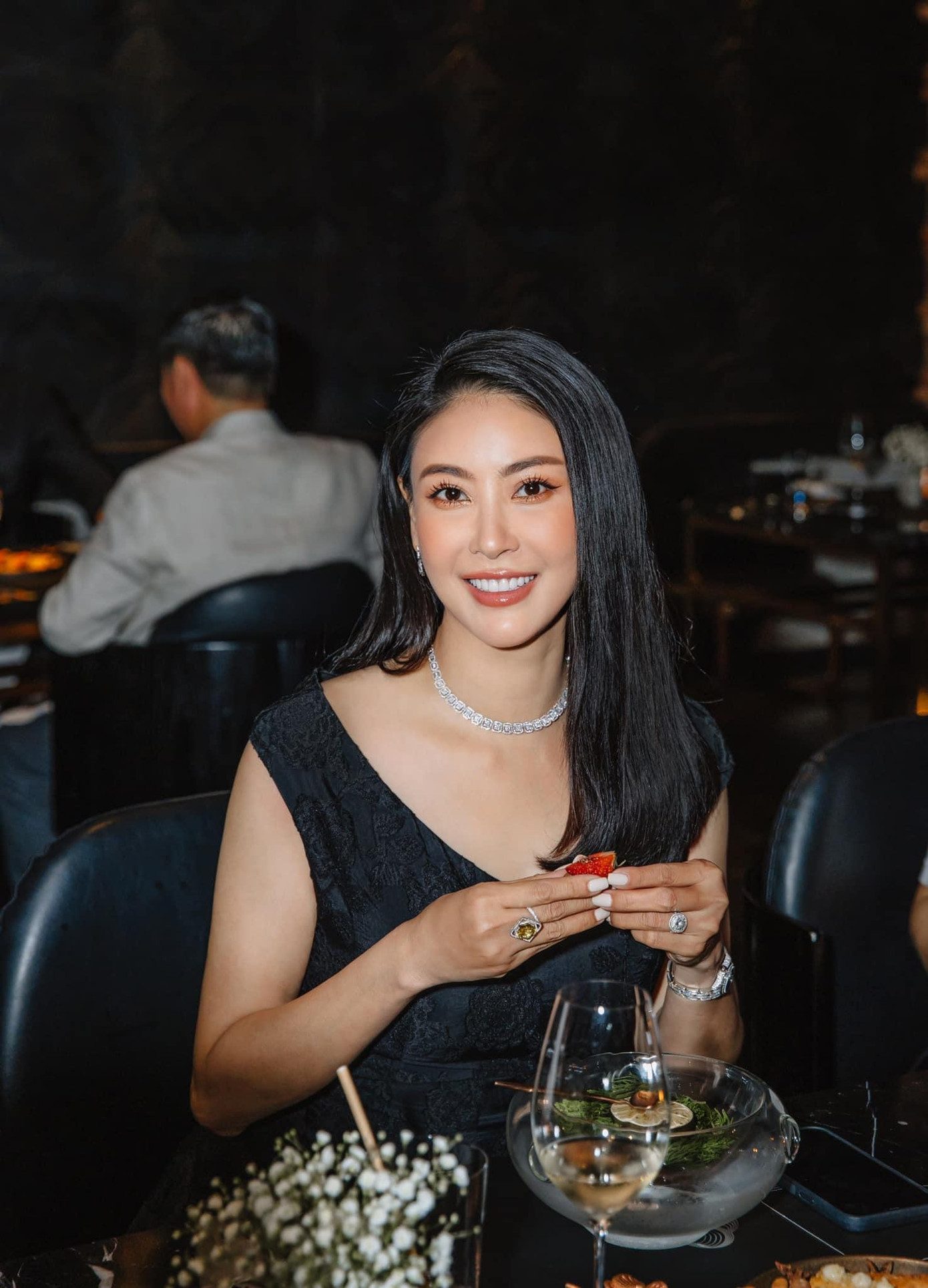 Hoa hậu Hà Kiều Anh sang trọng và quyến rũ trên bàn tiệc.