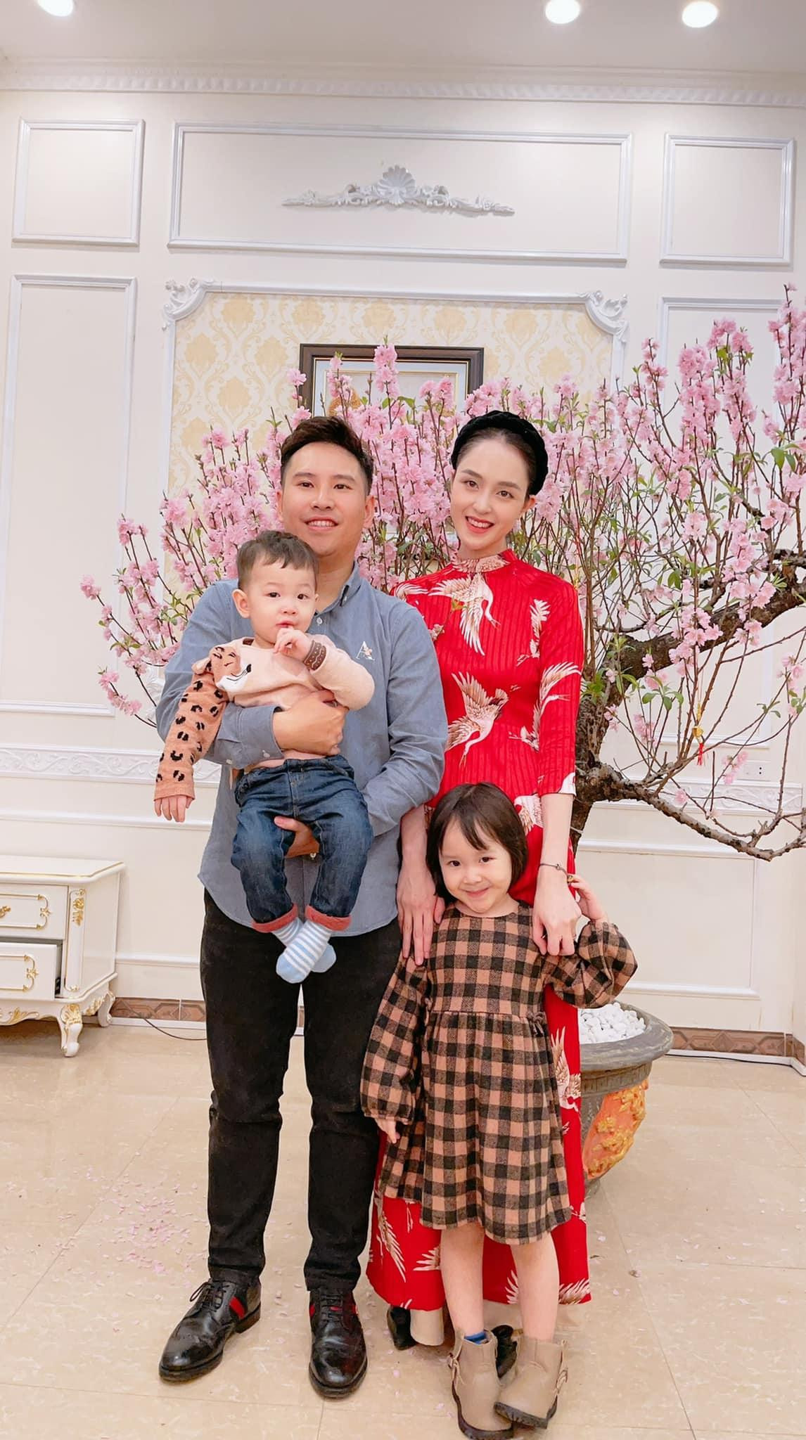 Mặc dù có 2 con ở tuổi đời còn rất trẻ nhưng Hoàng Anh chia sẻ cô không gặp quá nhiều vất vả do nhận được sự hỗ trợ nhiệt tình, tâm lý từ ông xã và bố mẹ hai bên.