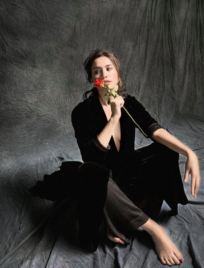 Ở tuổi tứ tuần, nhan sắc của Ngọc Khánh được đánh giá là mặn mà và không kém phần gợi cảm. Không quá lộng lẫy hay sexy nhưng ở Hoa hậu Việt Nam 1998, khán giả luôn cảm nhận được một vẻ đẹp đằm thắm và từng trải.