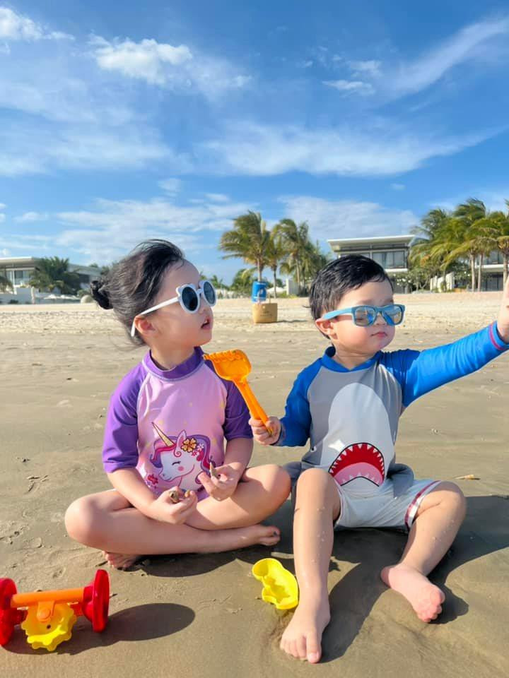 Vốn là người kín tiếng nên HHVN 2012 rất ít khi chia sẻ hình ảnh về gia đình trên mạng xã hội, tuy nhiên mỗi lần cô đăng ảnh hai con đều nhận được sự quan tâm rất lớn của công chúng.