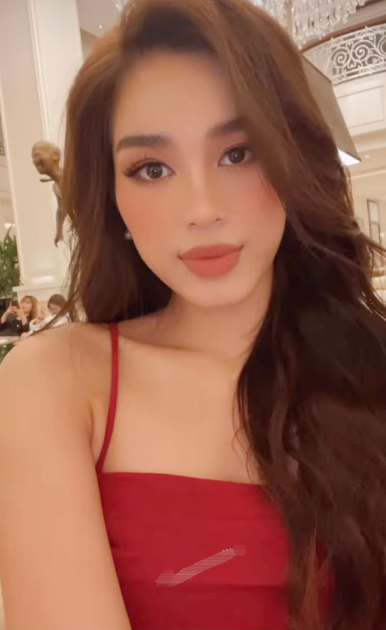 Không hẹn mà gặp, Hoa hậu Đỗ Thị Hà cũng diện một thiết kế có tông màu đỏ rực, khoe vai trần giống hệt người chị thân thiết Lương Thuỳ Linh.