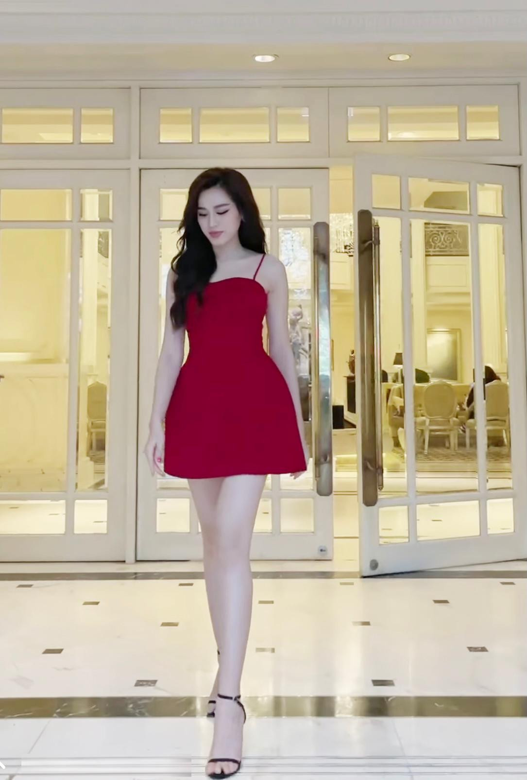 Hiểu được lợi thế cơ thể nên Đỗ Thị Hà thường xuyên lựa chọn những trang phục tôn lên được đôi chân dài của mình.