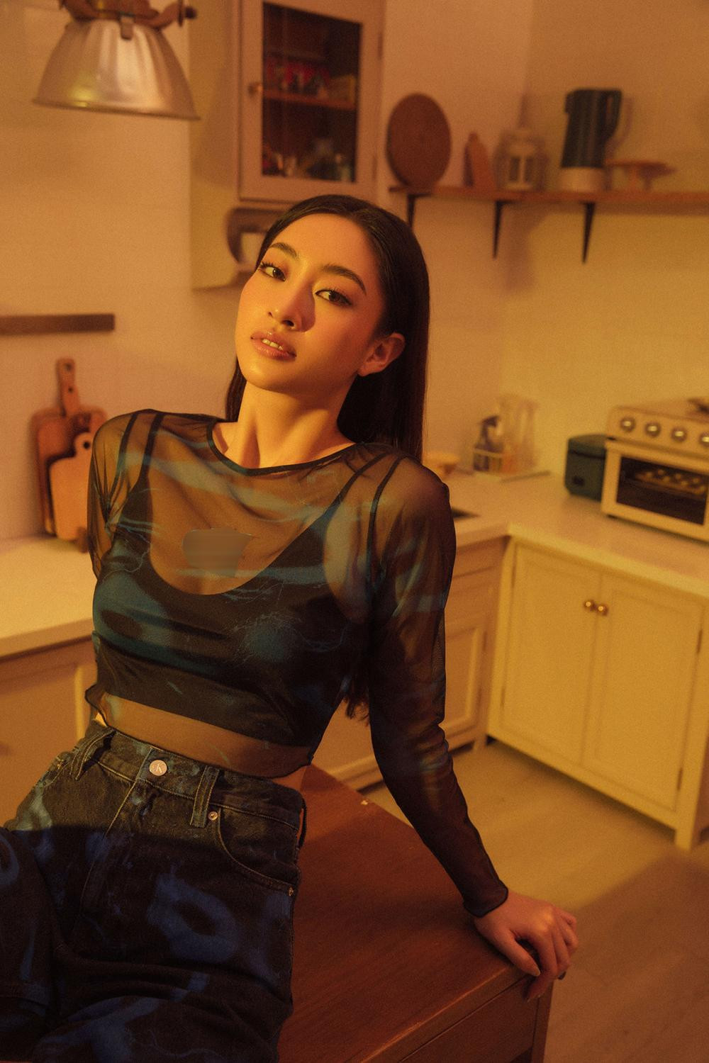 Được biết, body nóng bỏng là kết quả mỹ mãn sau khoảng thời gian bắt đầu thực hiện những bài tập yoga, pilates, kèm với những bữa ăn lành mạnh. Lương Thuỳ Linh đã có thể dễ dàng duy trì trạng thái cơ thể tốt hơn cho các hoạt động của mình.