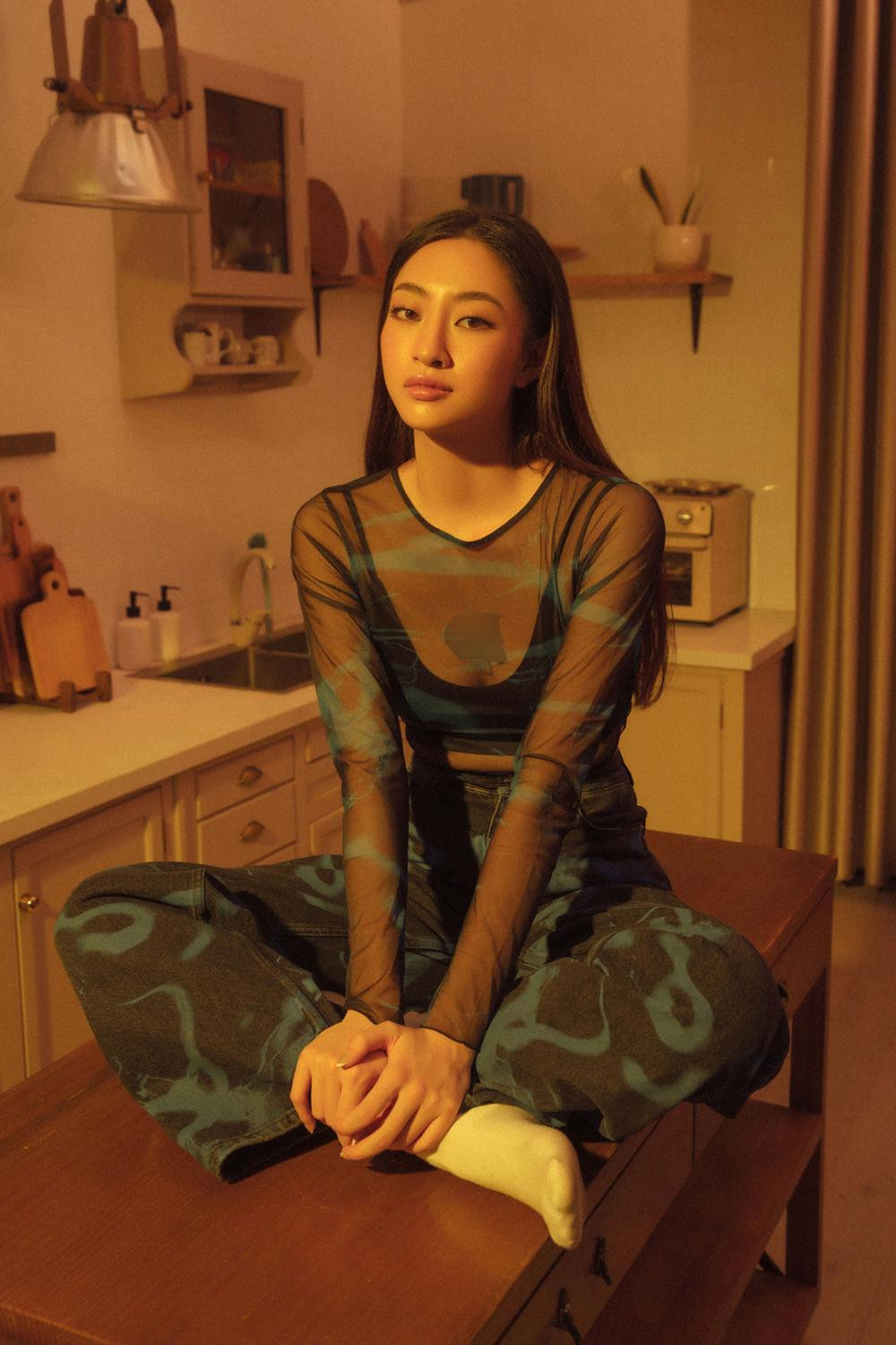 Vốn được biết đến là một nàng hậu với học vấn “khủng”, Hoa hậu Lương Thùy Linh liên tục gây ấn tượng bởi khả năng giao tiếp tiếng Anh của mình trong khoảng thời gian gần đây. Tiêu biểu, cô vừa xuất hiện với vai trò khách mời cho buổi tọa đàm do UNICEF tổ chức, cô đã tuyên truyền về lối sống khỏe mạnh hơn đến với giới trẻ.