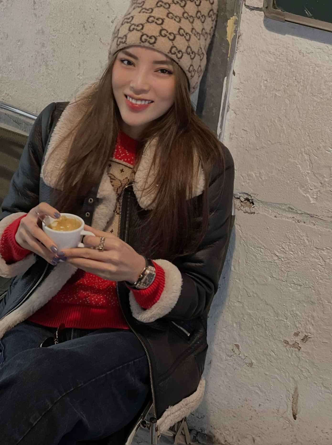 Hoa hậu Kỳ Duyên thảnh thơi nhâm nhi tách cafe trong tiết trời lạnh rét buốt của Hà Nội.