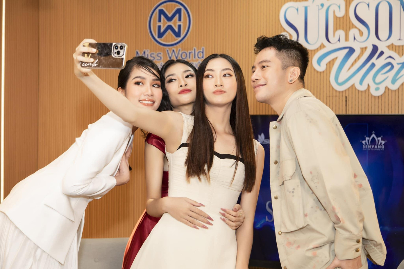 Phương Anh hội ngộ Hoa hậu Lương Thuỳ Linh, Á hậu Kiều Loan ở chương trình.