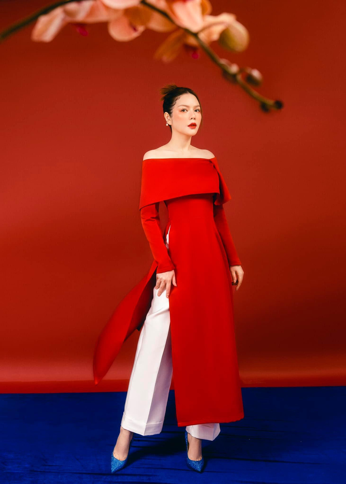 Một mỹ nhân đình đám khác cũng từng mặc bộ áo dài tông màu đỏ rực này là Lý Nhã Kỳ. Người đẹp đã mặc thiết kế này trong bộ ảnh Tết mà cô đã chụp vừa qua.