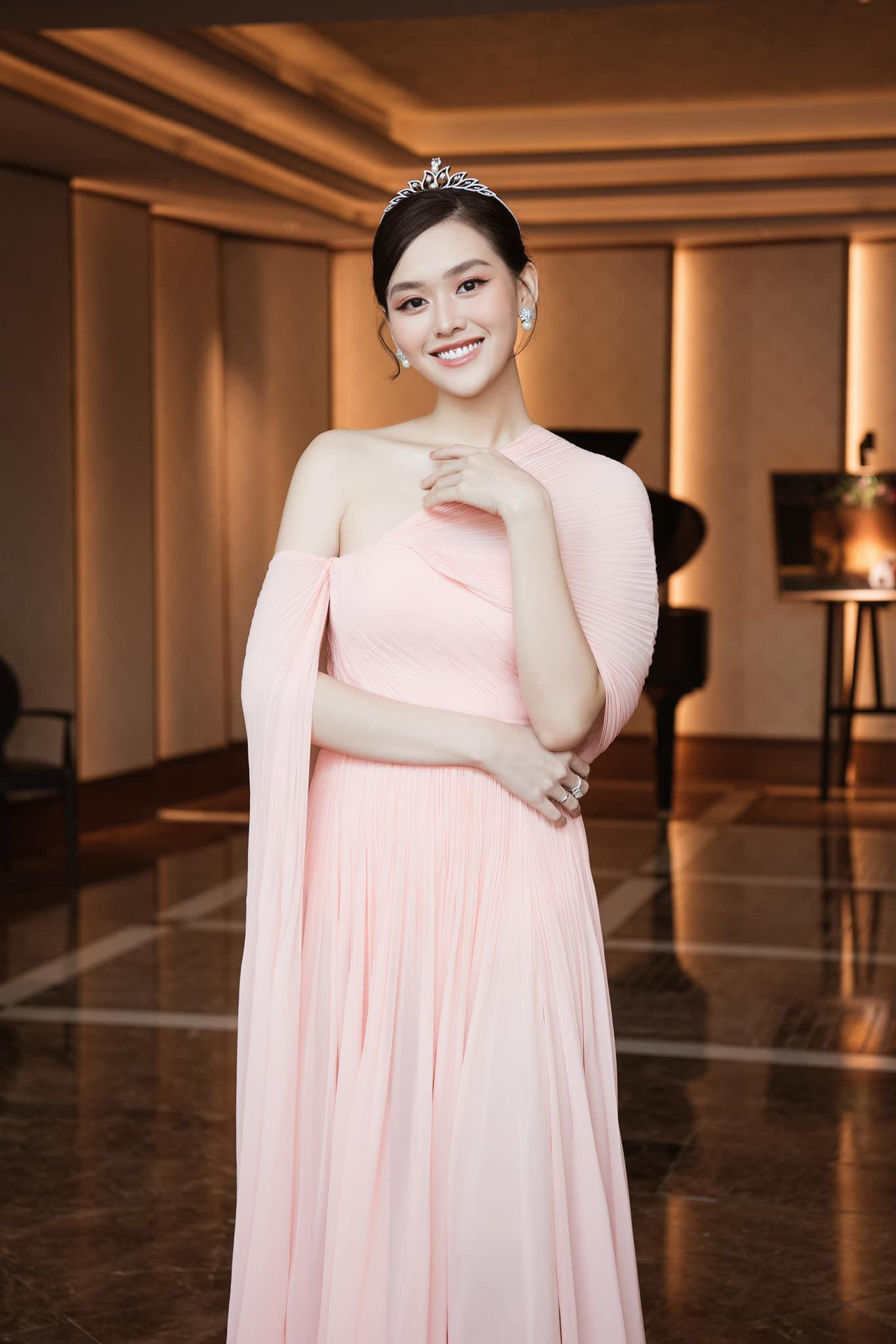 Tại buổi họp báo khởi động cuộc thi Miss World Vietnam 2022 cách đây không lâu, Tường San khiến khách mời choáng ngợp khi khoe nhan sắc xinh đẹp tựa 'nữ thần' trong bộ váy tông màu hồng pastel.