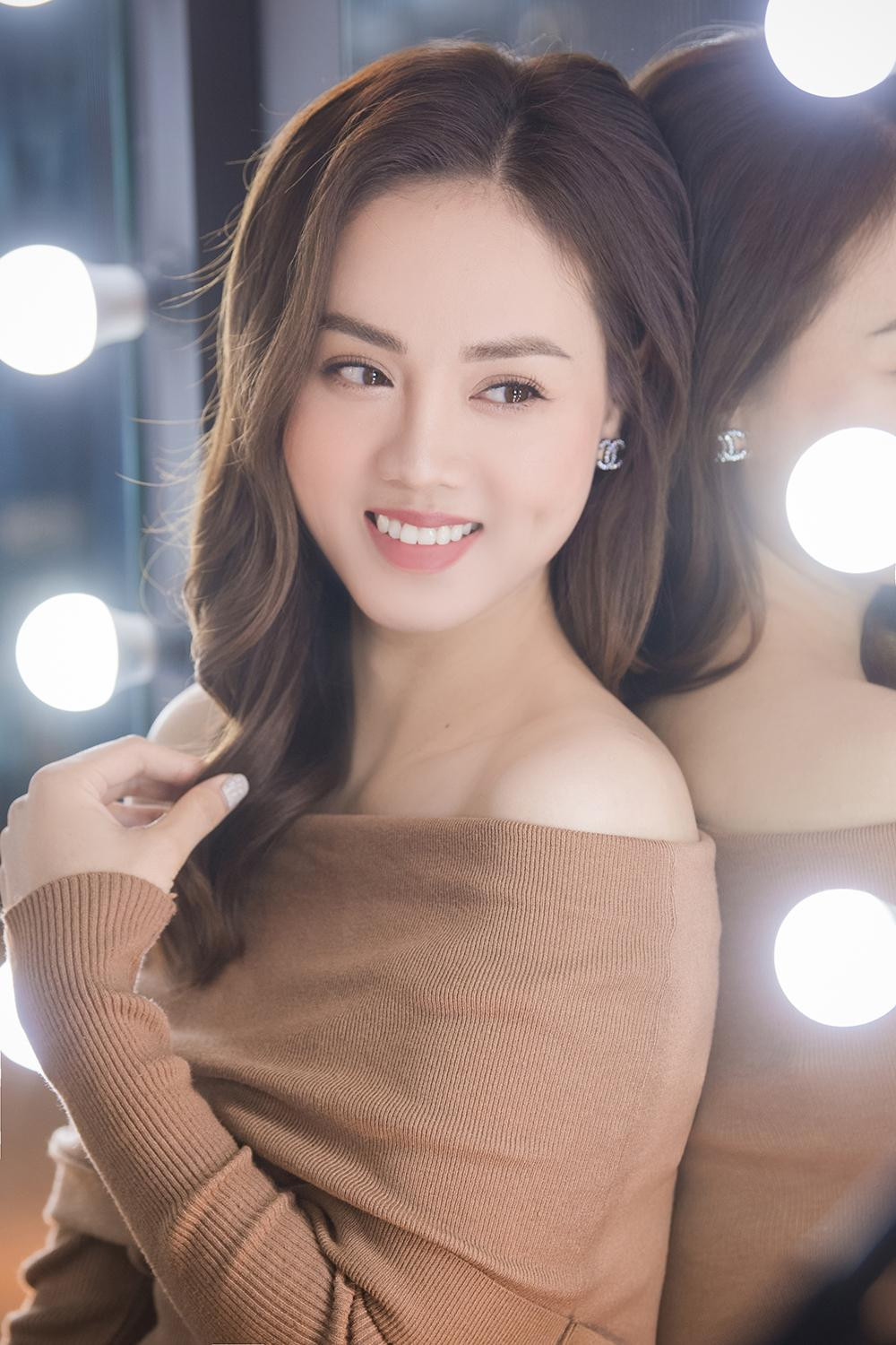 Chia sẻ nhân dịp đón tuổi mới, Ngọc Hà cho biết: "Tuổi nào cũng đẹp nhất, chỉ cần trái tim ta còn thanh xuân. Cô gái Song Ngư hay ngẩn ngơ, mơ hồ như em chỉ mong tuổi mới sẽ luôn rạng rỡ và bình an".