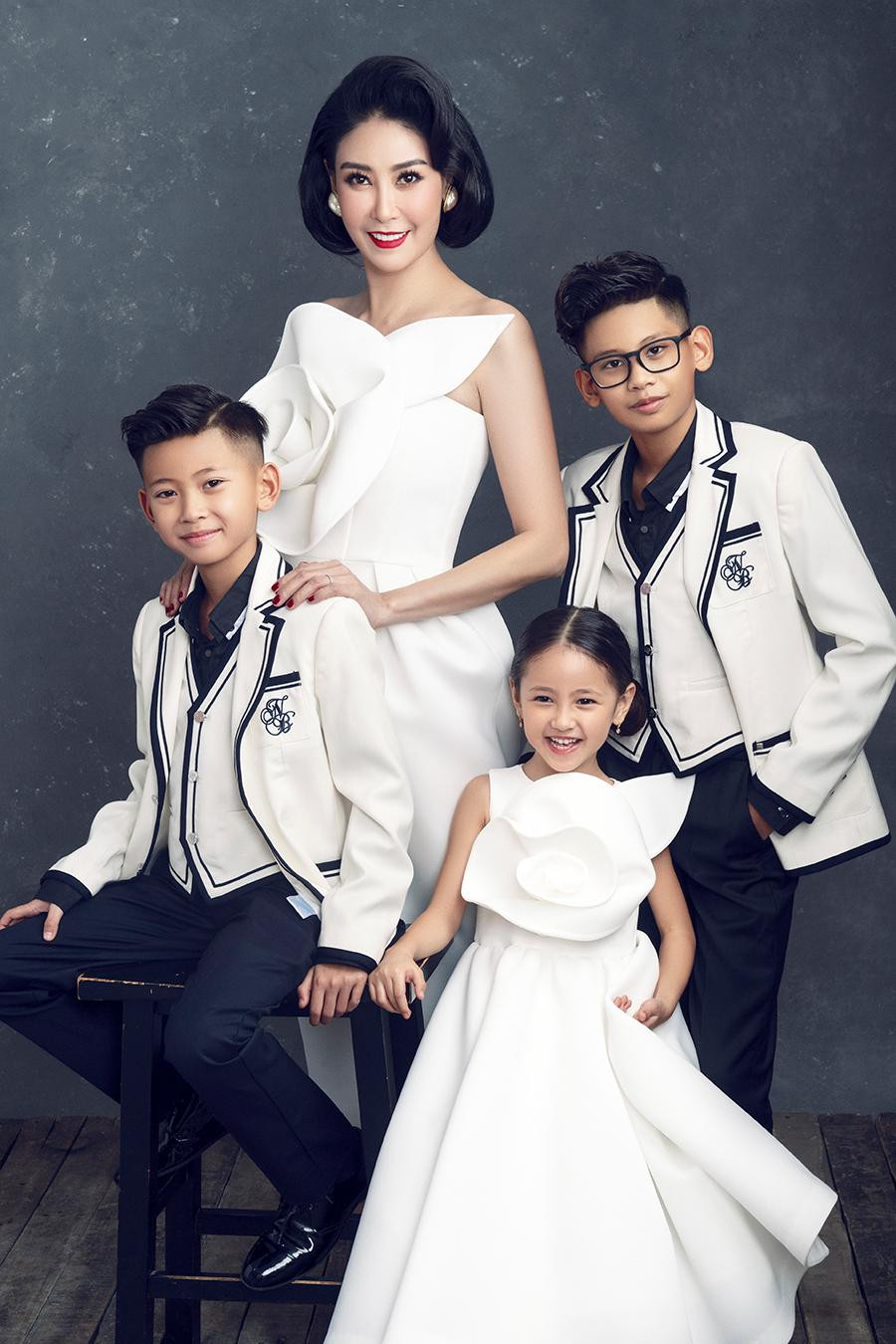 Hà Kiều Anh cho biết cả bốn anh em hết mực yêu thương nhau. Trải qua 13 năm gắn bó, vợ chồng Hà Kiều Anh khiến nhiều người ngưỡng mộ bởi tổ ấm viên mãn, không phân biệt con chung con riêng.