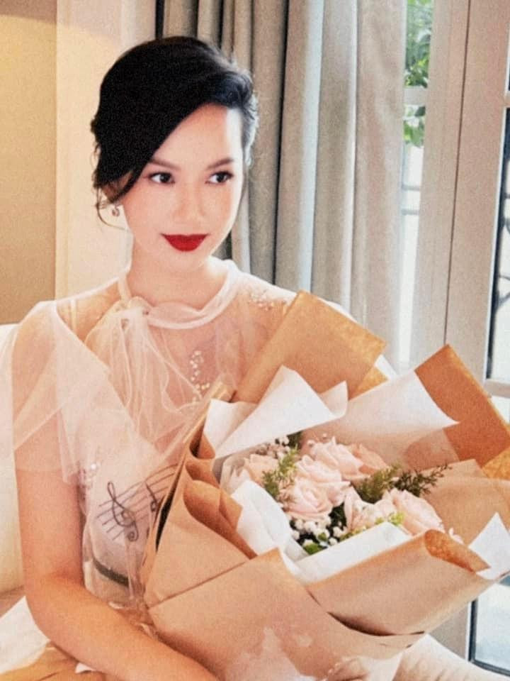 Người đẹp top 5 HHVN 2020 Phương Quỳnh khoe nhan sắc yêu kiều và lộng lẫy khiến fans trầm trồ.