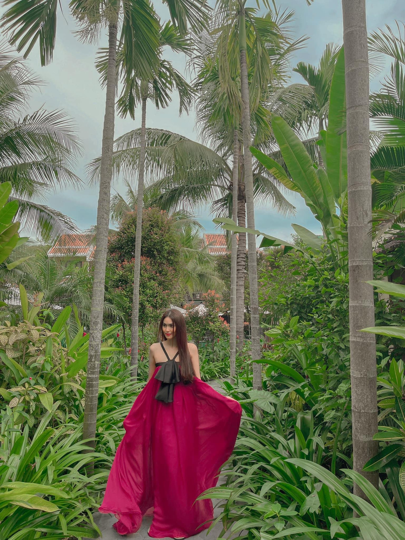 Thiết kế giúp Lan Khuê khoe bờ vai trần thon thả và gợi cảm.