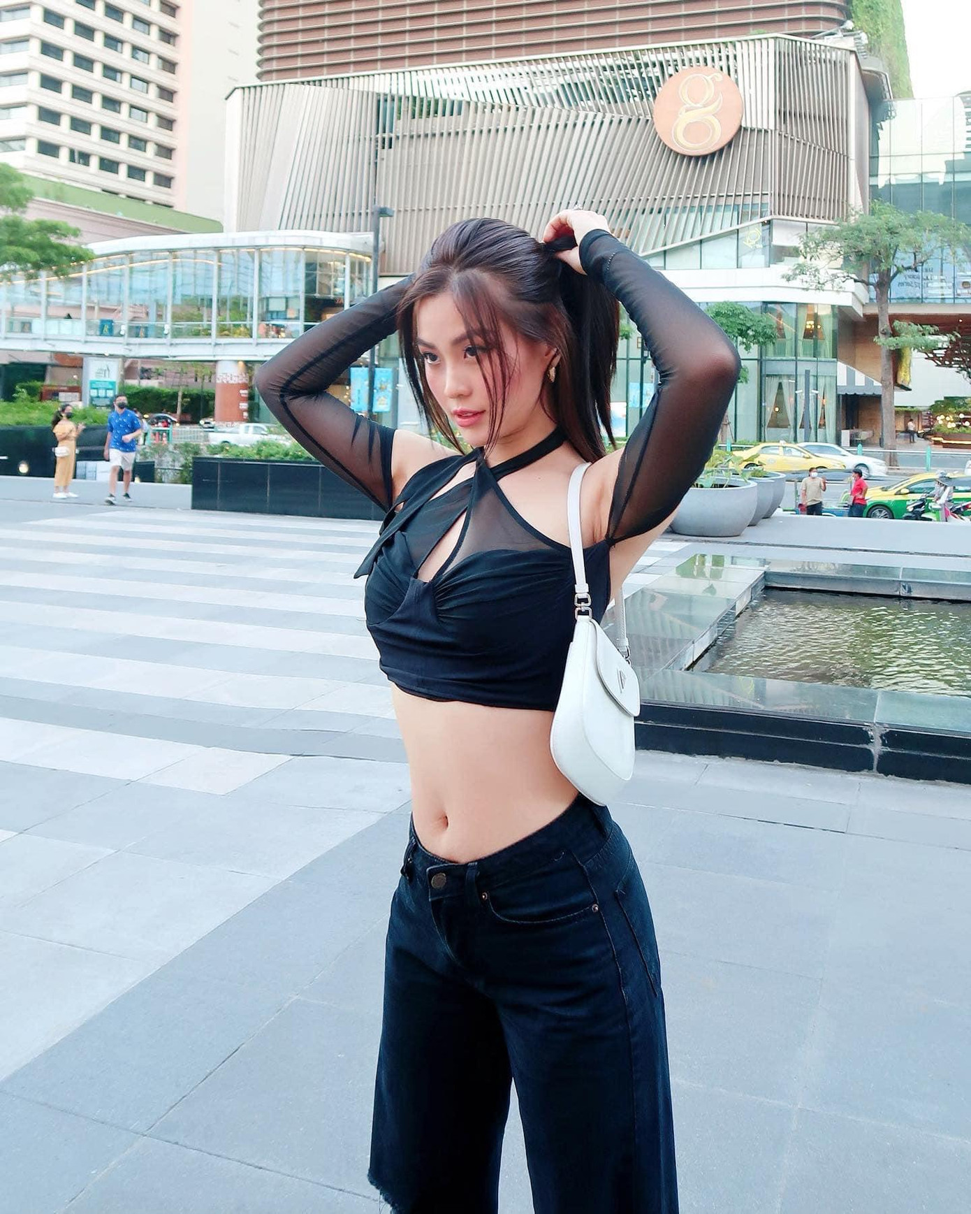 Thiết kế giúp Á hậu Việt Nam 2012 khoe trọn vòng eo 'con kiến' nóng bỏng và táo bạo.