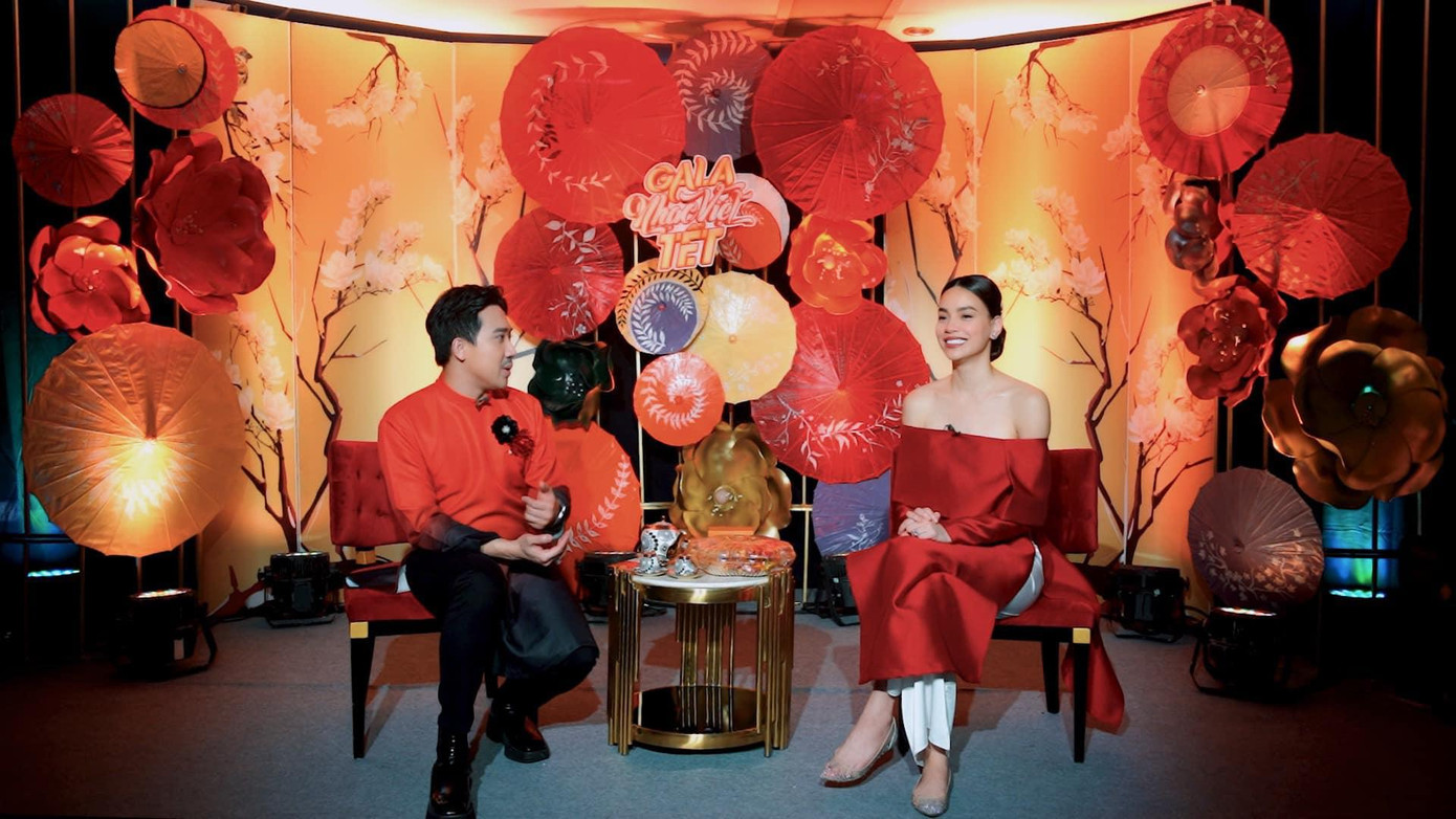 Trước đó, nữ ca sĩ Hồ Ngọc Hà cũng diện thiết kế này khi tham gia một chương trình truyền hình với MC Trấn Thành.