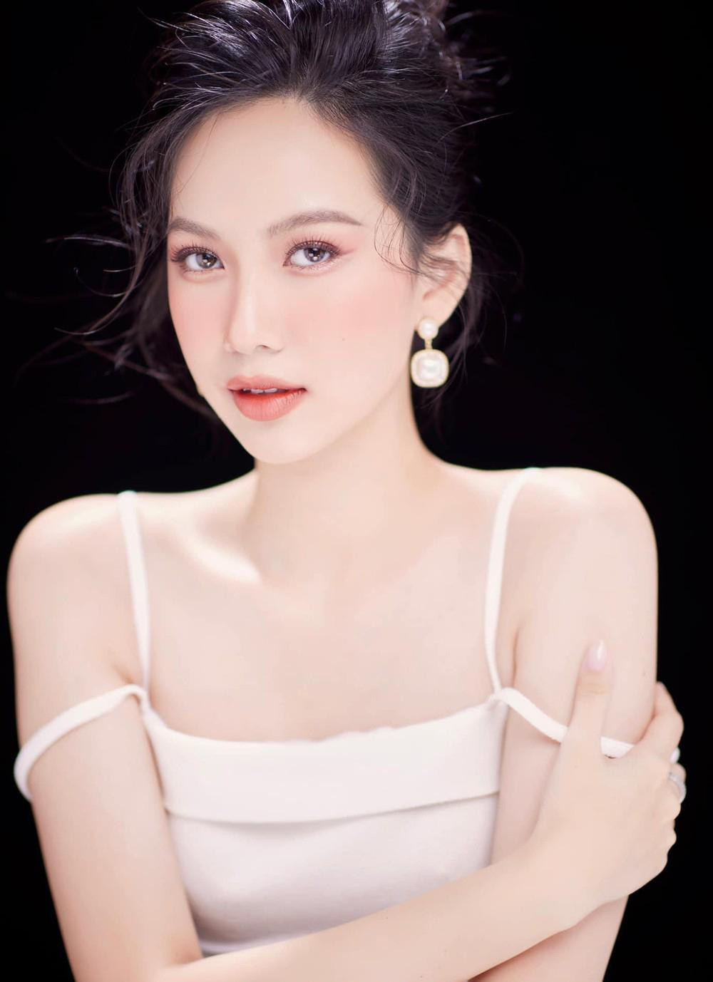 Cô có làn da mịn màng trắng sứ không tì vết và gương mặt hoàn hảo.