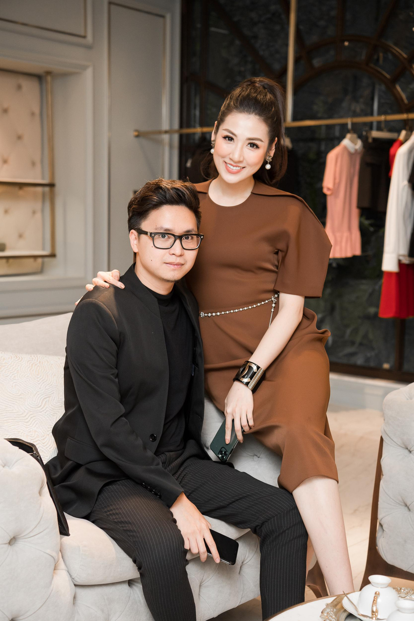 Về phía Á hậu Tú Anh, cô được ông xã kém tuổi rất cưng chiều. Gia Lộc thường xuyên tặng cho Tú Anh những món quà đắt tiền, xa xỉ vào những dịp kỷ niệm của cặp đôi khiến 'hội chị em' ngưỡng mộ.