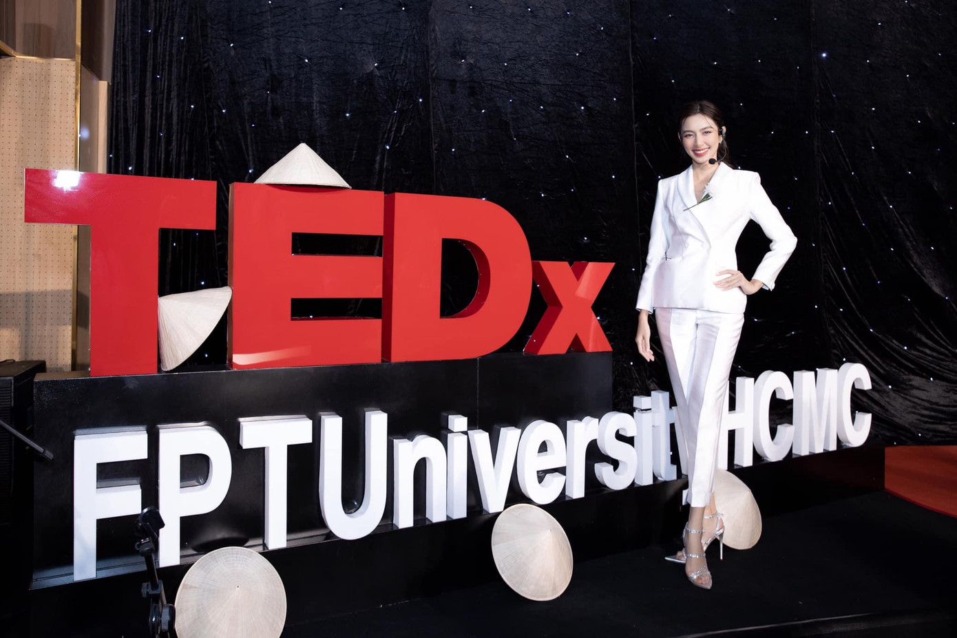 Thùy Tiên đang là sinh viên khoa tiếng Pháp - trường Đại học Khoa học Xã hội &amp; Nhân văn TP.HCM. Đây là một trong những ngôi trường đứng đầu cả nước về chất lượng đào tạo. Điểm chuẩn của ngành Thùy Tiên đang theo học năm 2021 là 25,1 điểm. Ngoài việc sử dụng thành thạo tiếng Pháp, Thùy Tiên còn thông thạo tiếng Anh và nói lưu loát tiếng Thái.