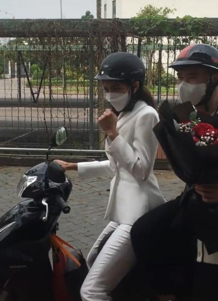 Hình ảnh người đẹp tự lái xe máy chở trợ lý ra về sau sự kiện khiến fans thích thú.