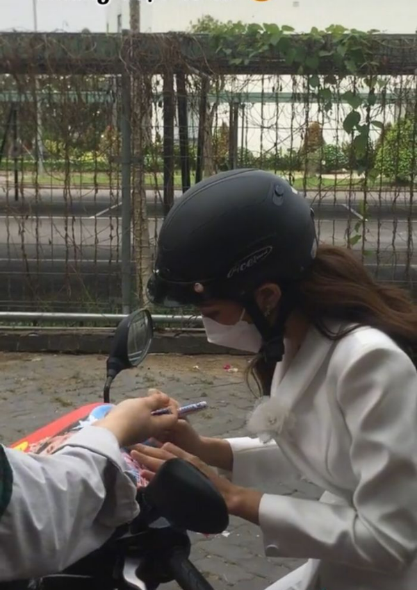 Thuỳ Tiên ký tặng cho fans sau sự kiện.