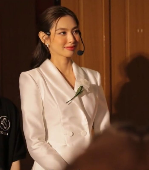 Thuỳ Tiên xinh đẹp khi tham dự talkshow bằng tiếng Anh tại TP. HCM.