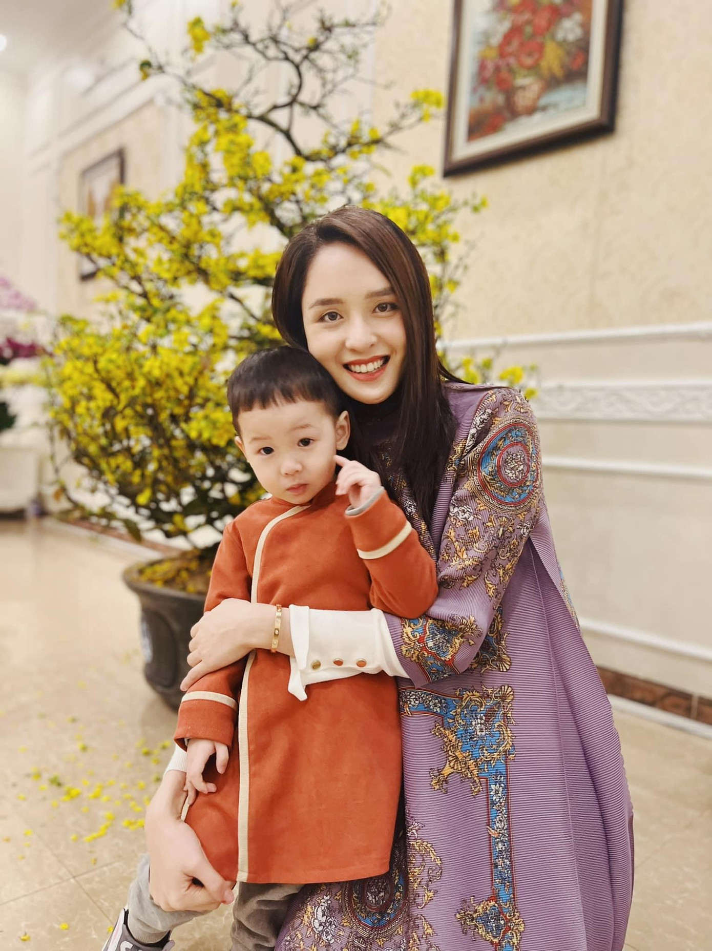 Tháng 12/2019, Á hậu Hoàng Anh sinh con thứ 2 là một bé trai. Gia đình viên mãn 'đủ nếp đủ tẻ' của Á hậu Việt Nam 2012 khiến các fans ngưỡng mộ.