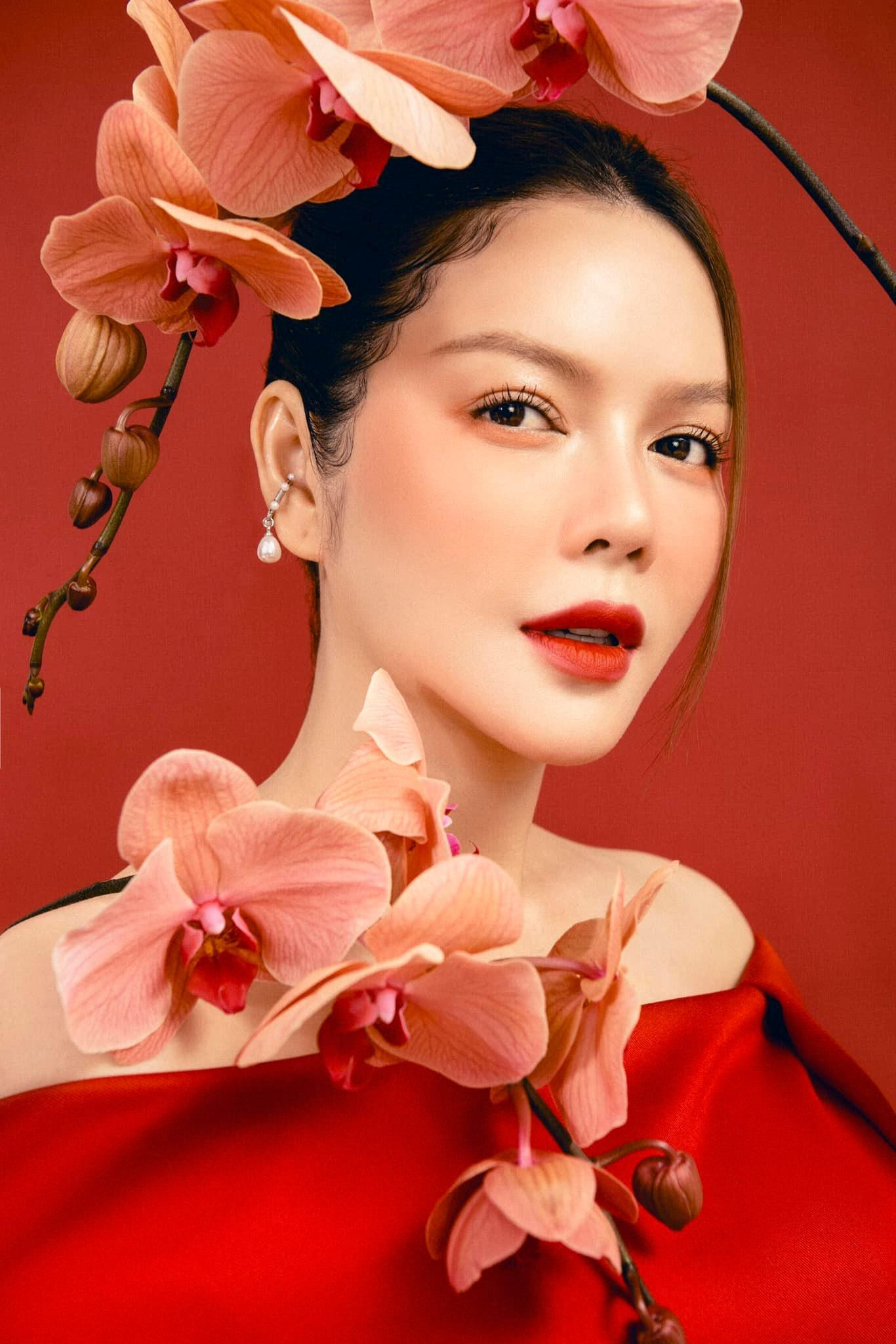 Thiết kế tông màu đỏ kiêu kỳ rất phù hợp với hình tượng 'mỹ nhân cổ trang' mà Lý Nhã Kỳ muốn hướng đến.